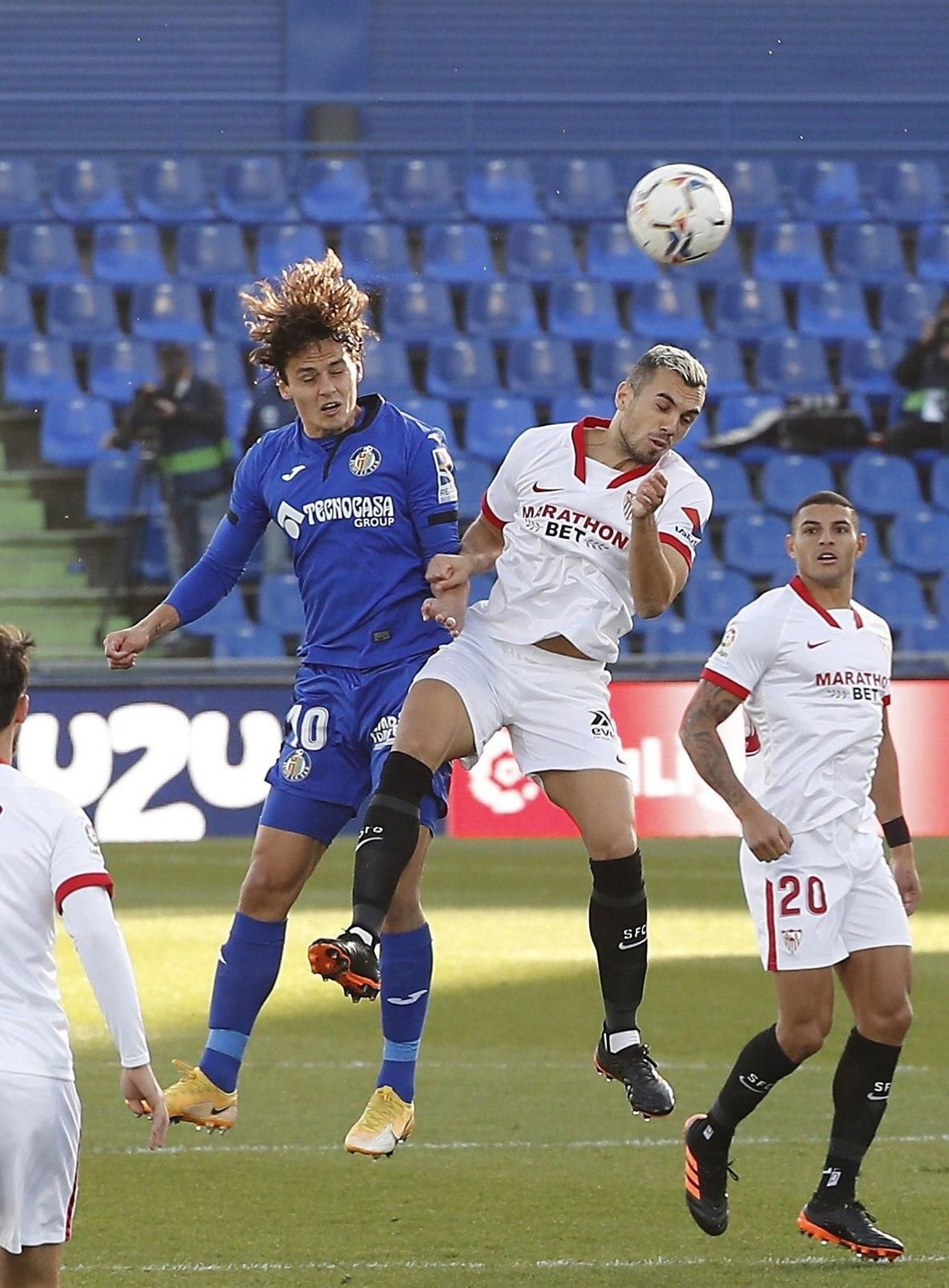 Enes Unal salta a por el balón en un Getafe-Sevilla.