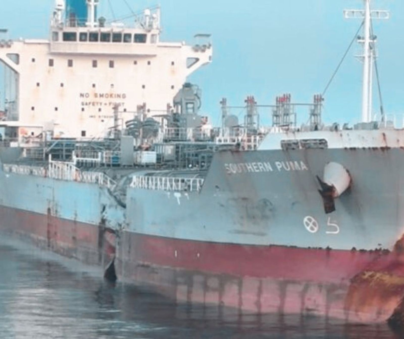 Los daños producidos en el 'Southern Puma' tras el choque.