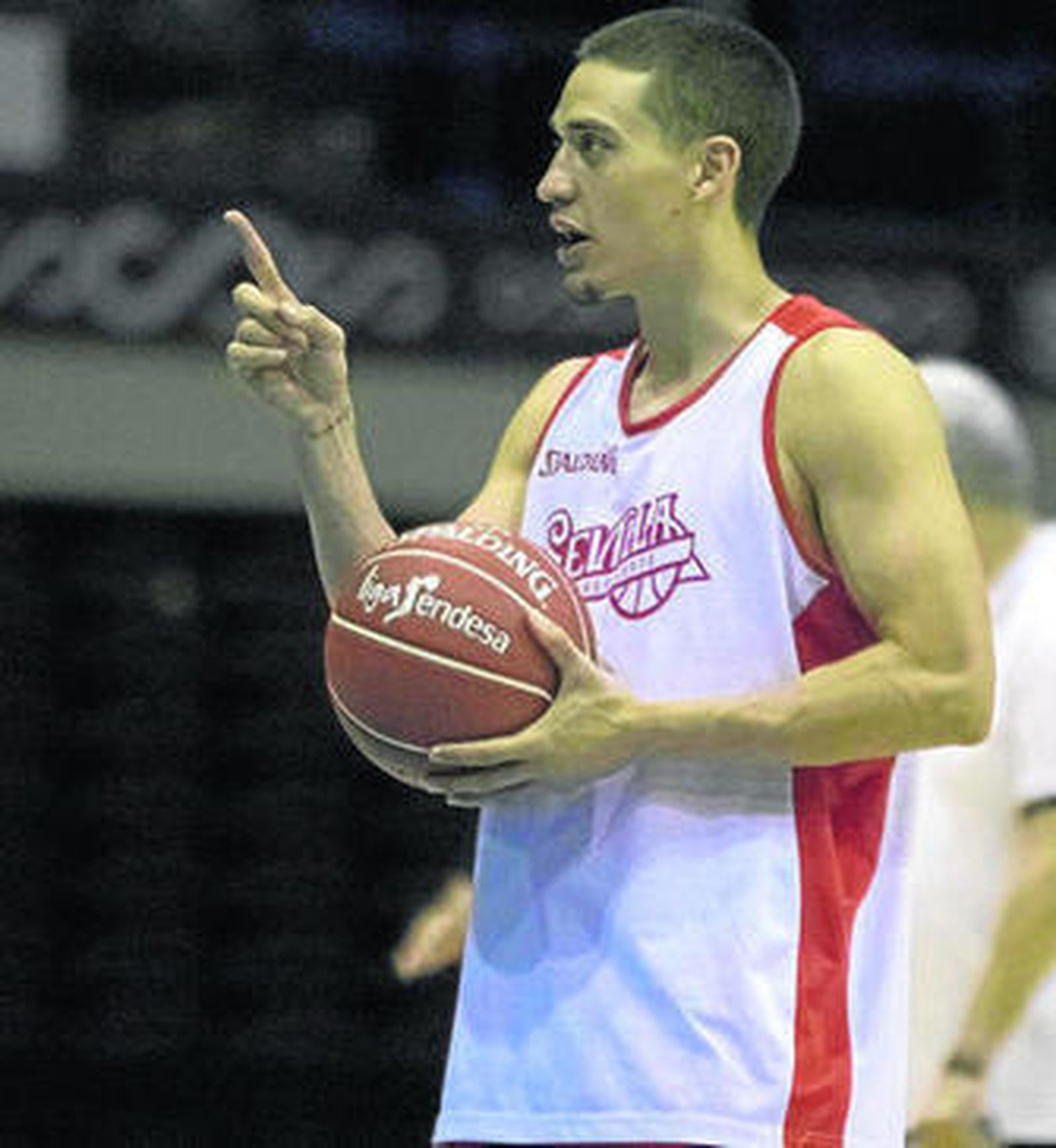 Bamforth, con el índice levantado, realiza una indicación.