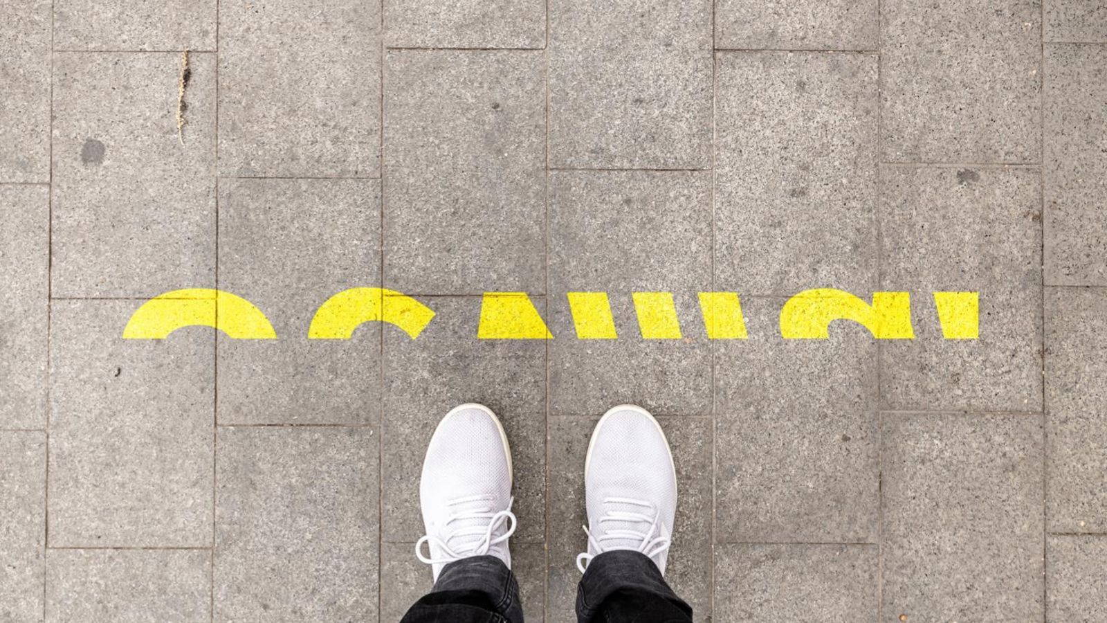 Las marcas con la nueva imagen de la ciudad se pintará en las calles para que los sevillanos se familiaricen con ella.