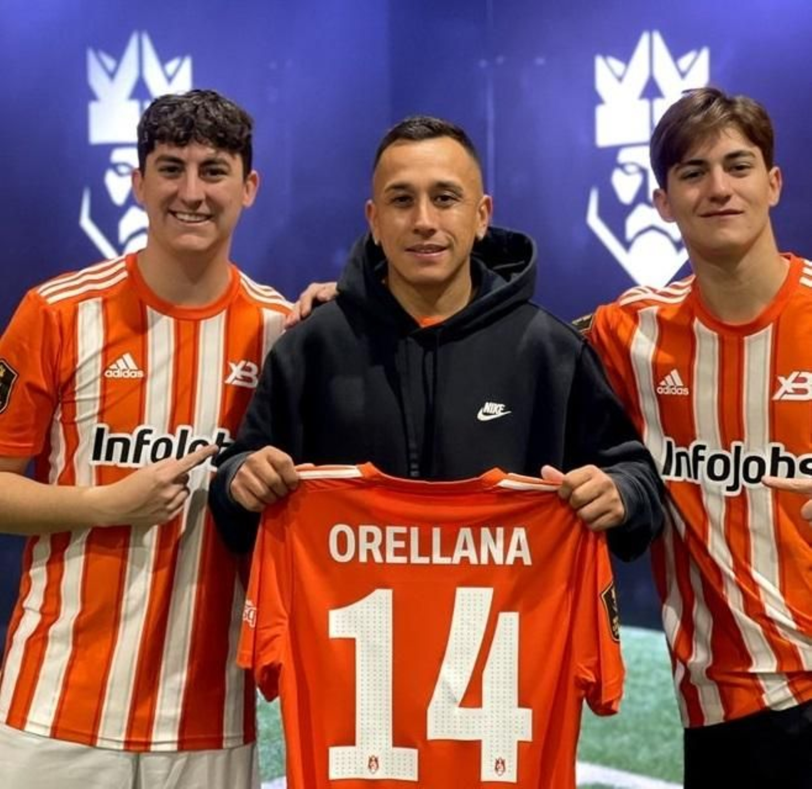 Fabián Orellana en su presentación como jugador del xBuyer Team, junto a los presidentes del equipo, los hermanos Buyer