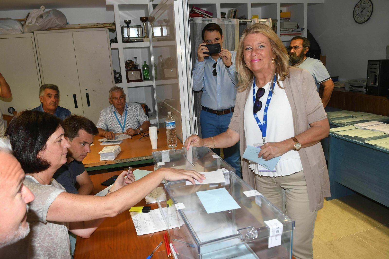 Angeles Muñoz votando en Marbella en las últimas elecciones municipales