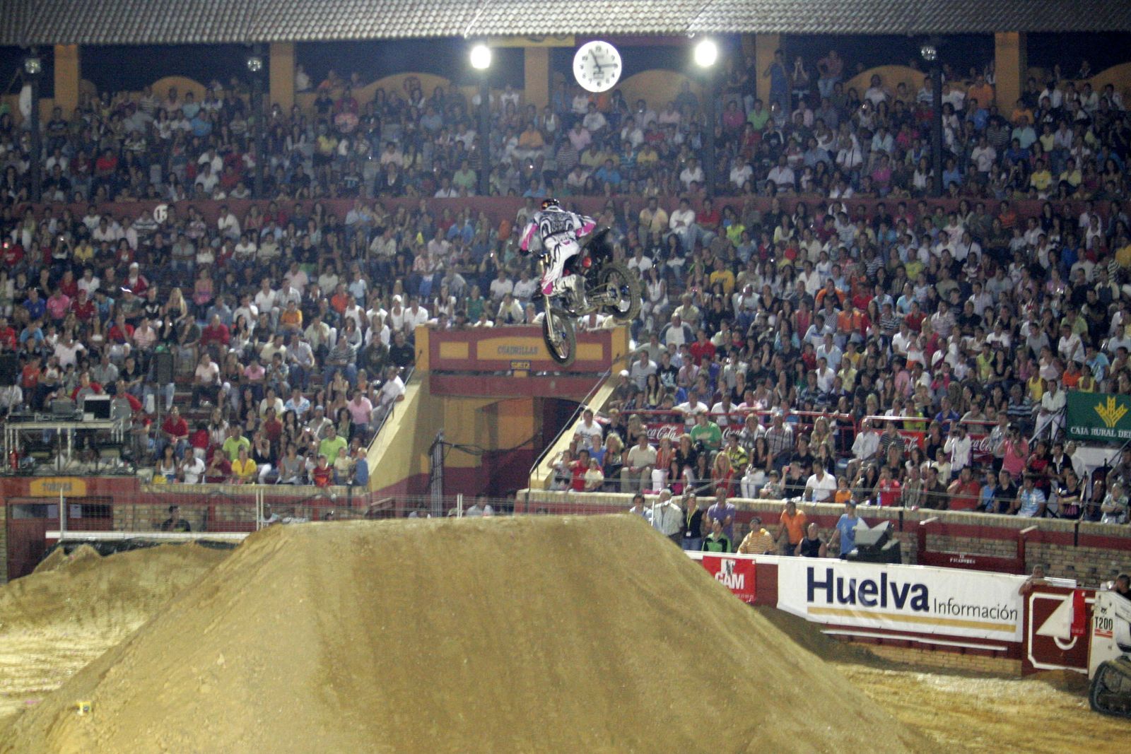 Las motos volverán a ser protagonistas en la plaza de toros onubense.