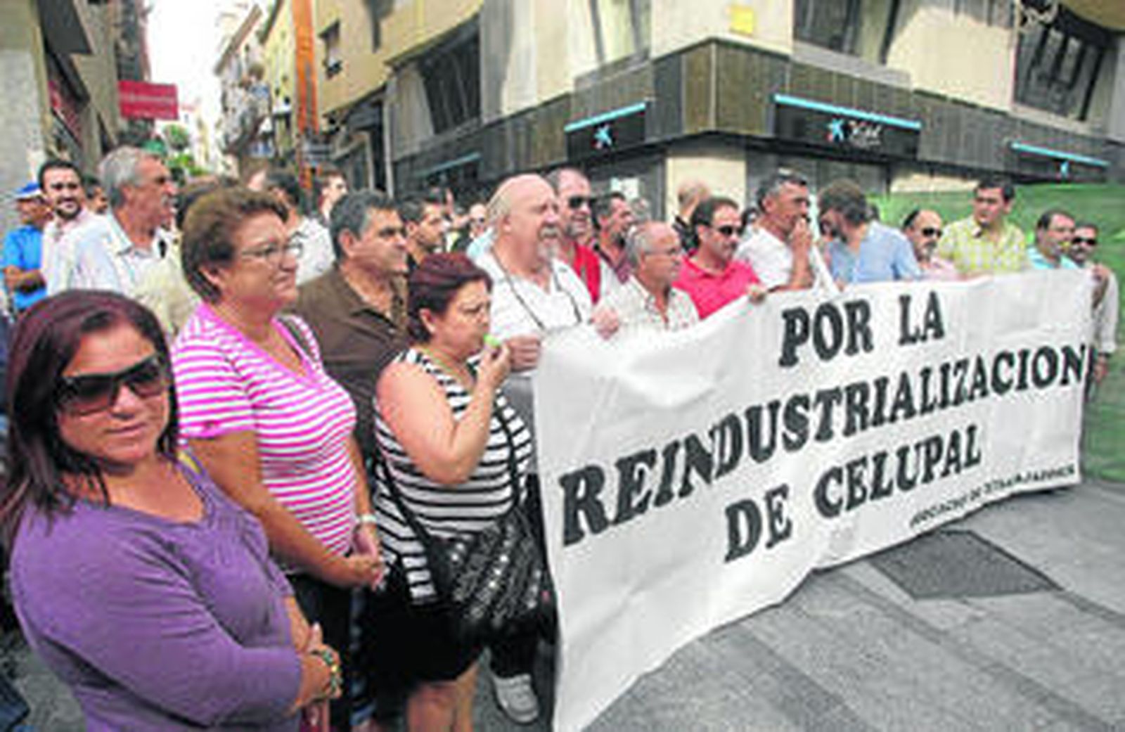 Los ex trabajadores, ante la Subdelegación de la Junta.