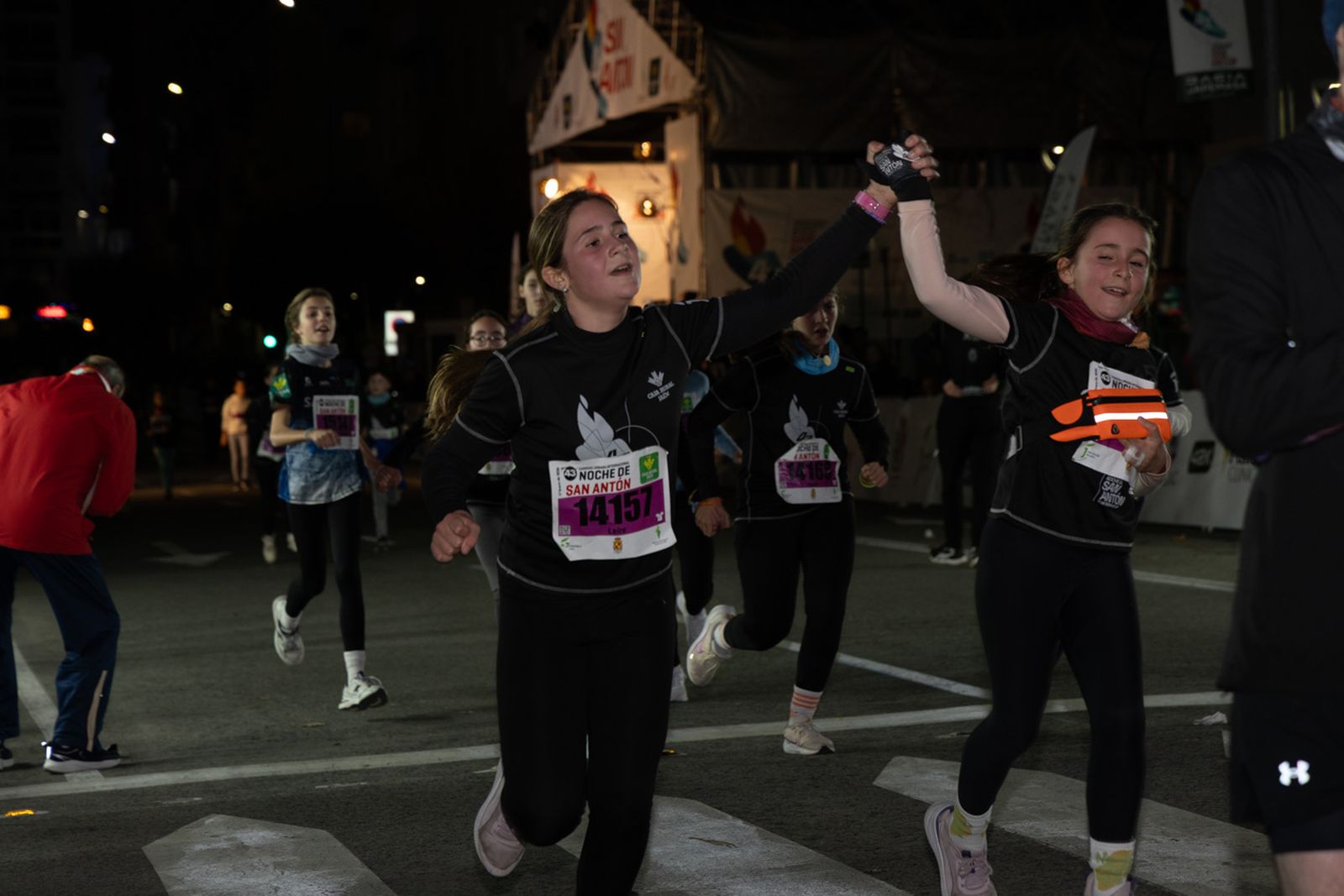 En imágenes: 2.000 atletas brillan con luz propia en la infantil de la Carrera de San Antón 2026