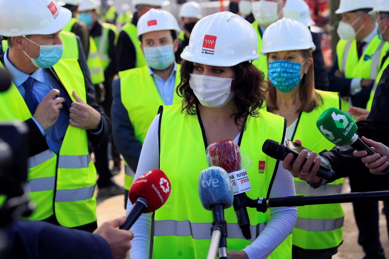 La presidenta de la Comunidad de Madrid, Isabel Díaz Ayuso, durante una visita a las obras de construcción del nuevo hospital en Valdebebas.