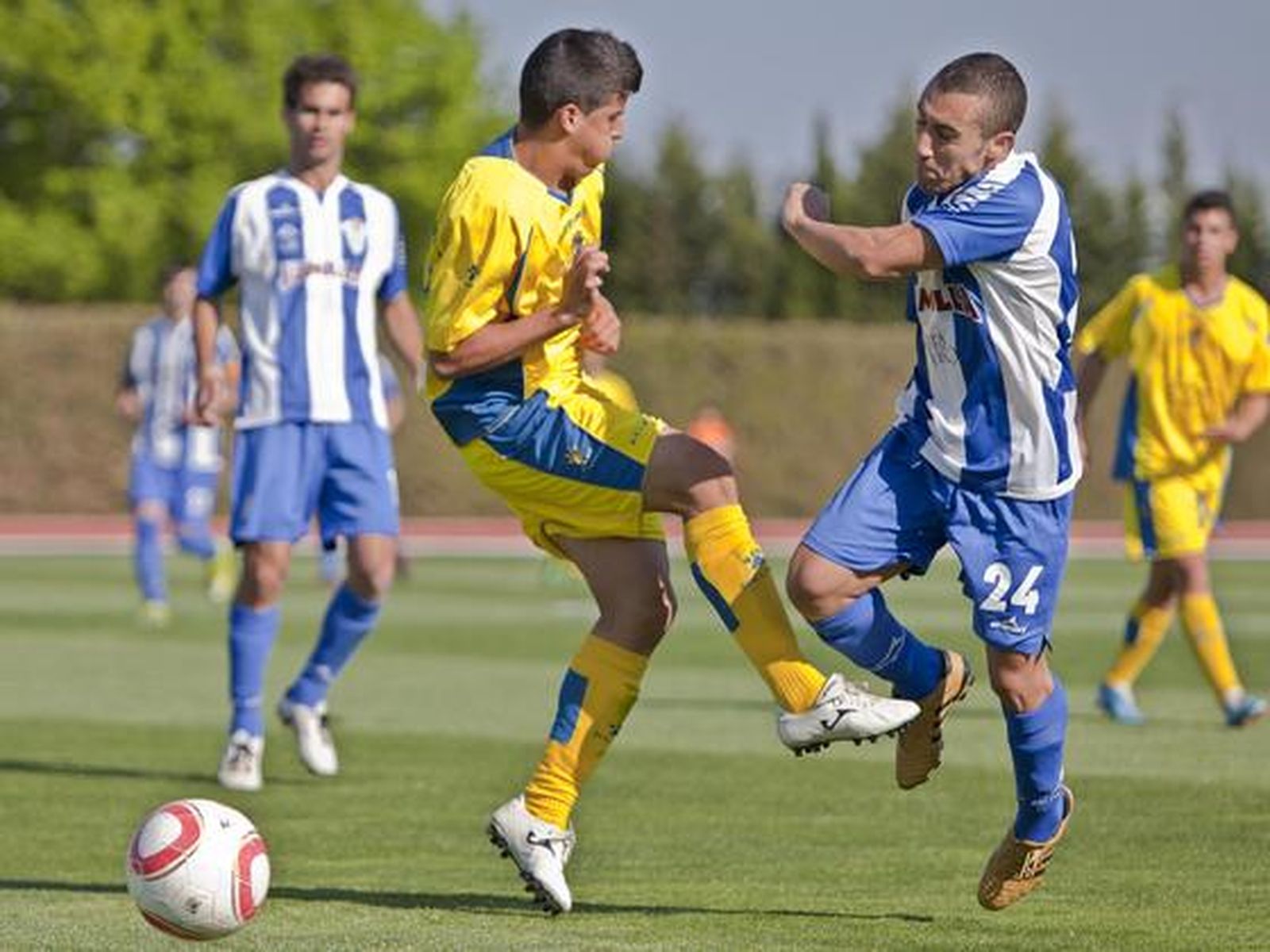 Juanse va al choque con un defensa murciano.

Foto: LOF