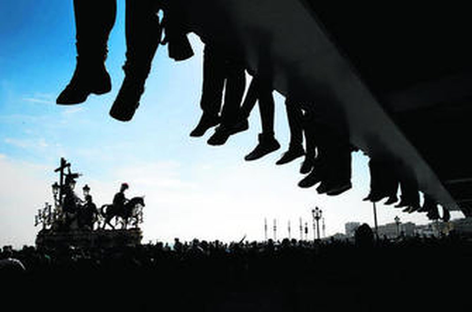 Mucho público presenciando el pasado Miércoles Santo la salida de Las Aguas por el Campo del Sur.