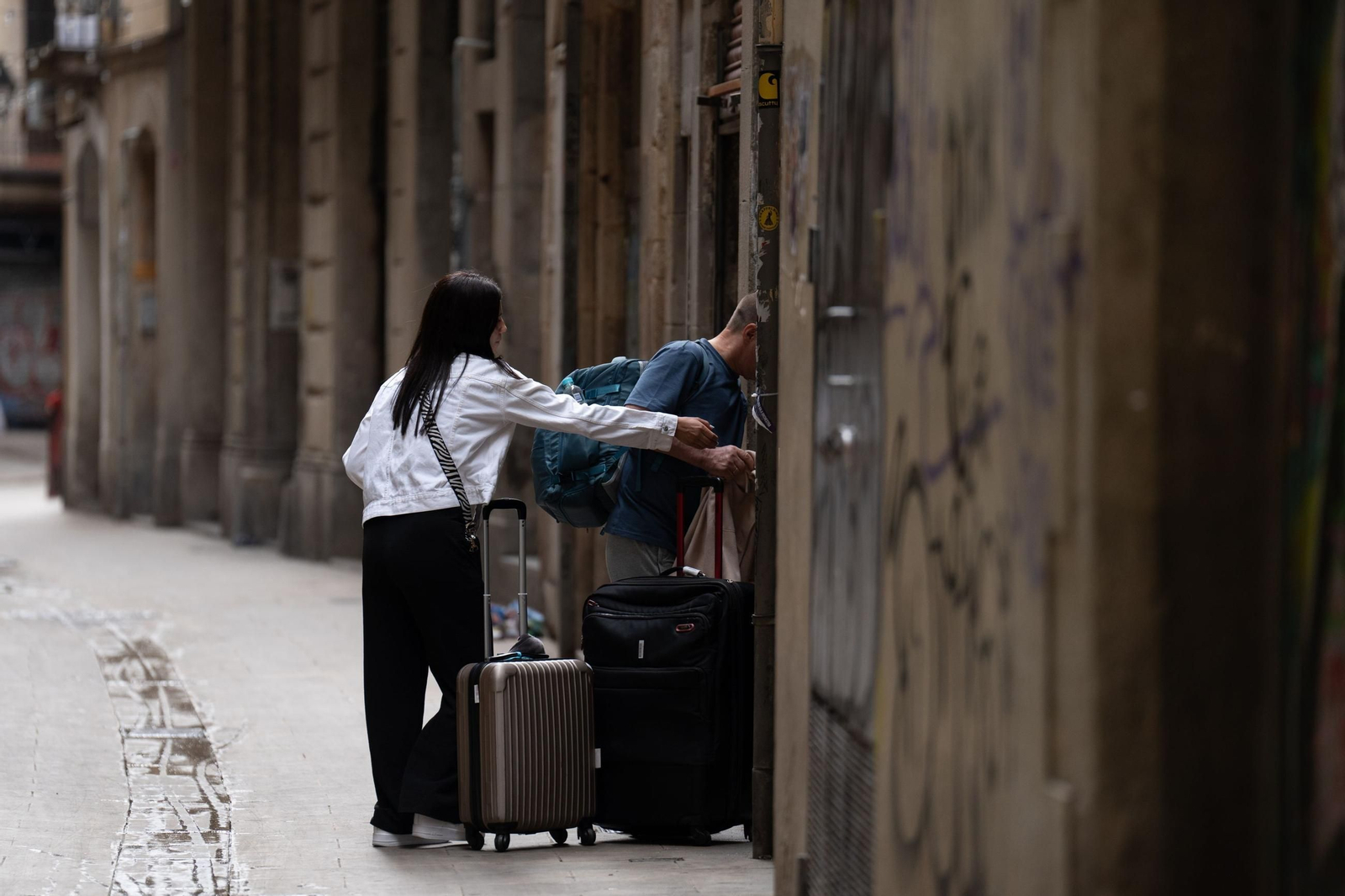 Dos turistas entran en un piso en Barcelona
