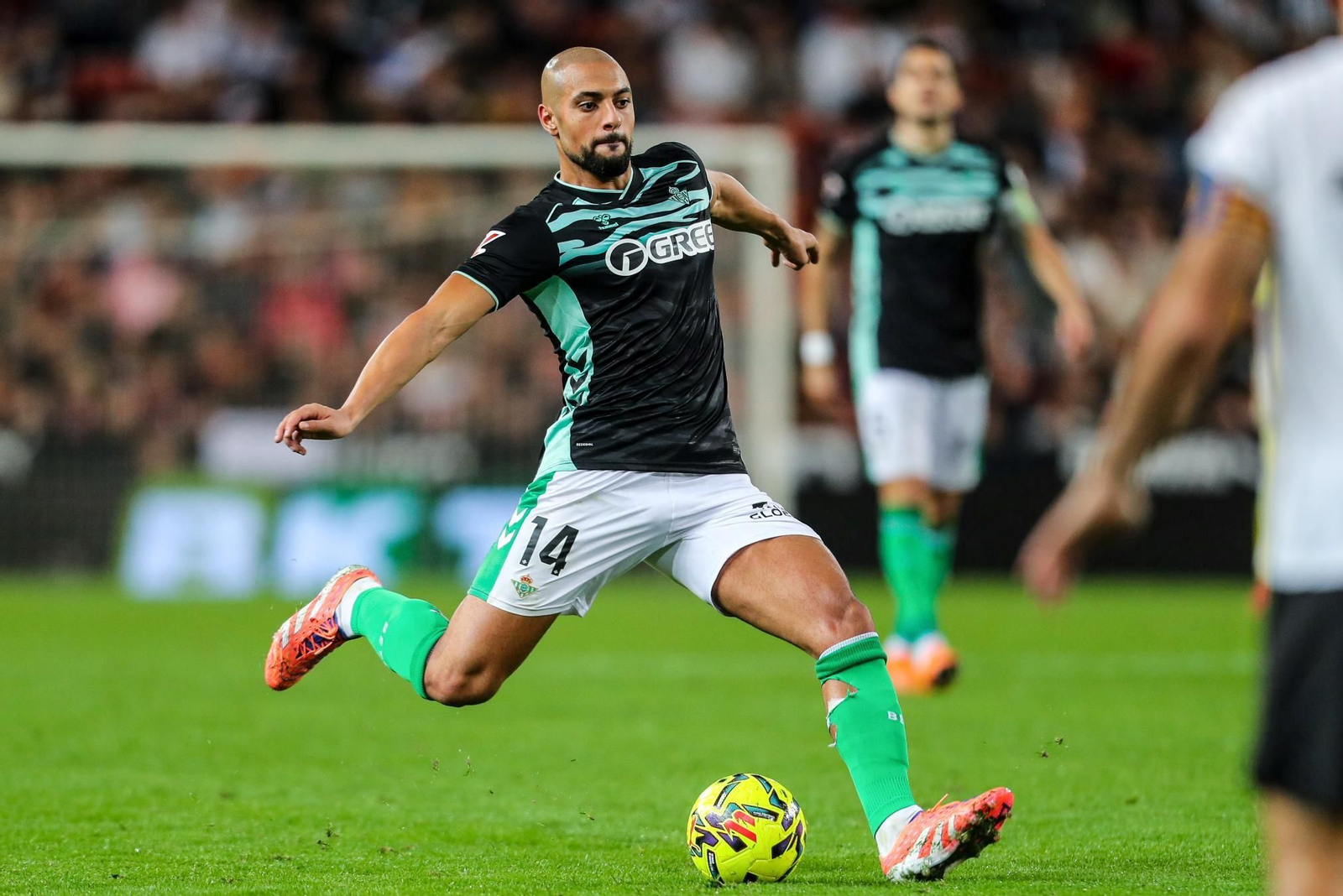 Amrabat se dispone a dar un pase en un lance del juego.