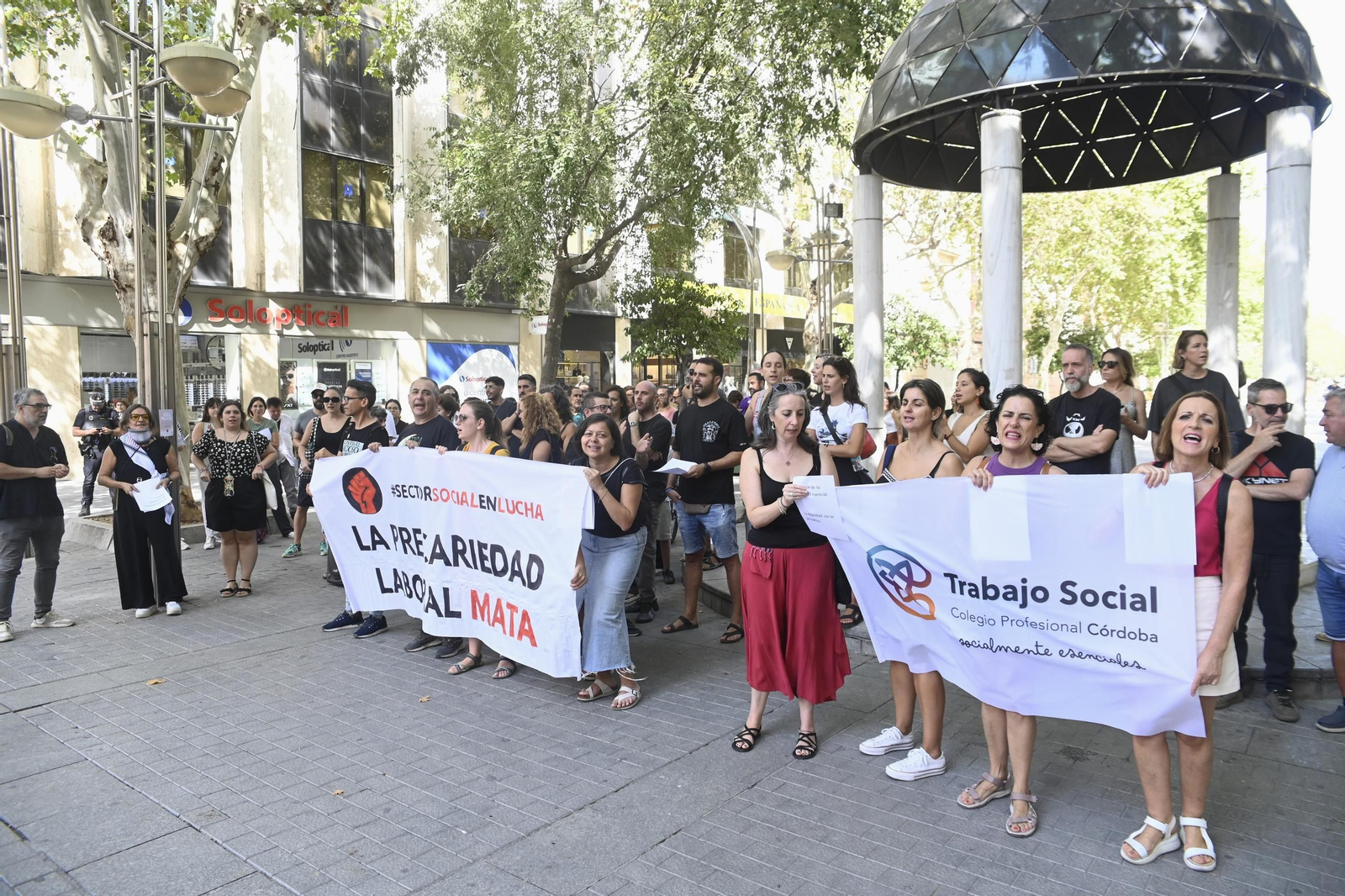 Las imágenes de la concentración de los trabajadores del sector social en Córdoba para denunciar su precariedad