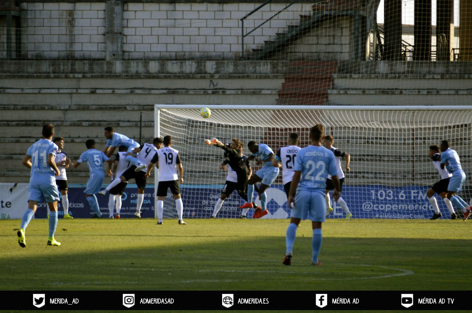 El meta local Curro Harillo desbarata un ataque de la Balona