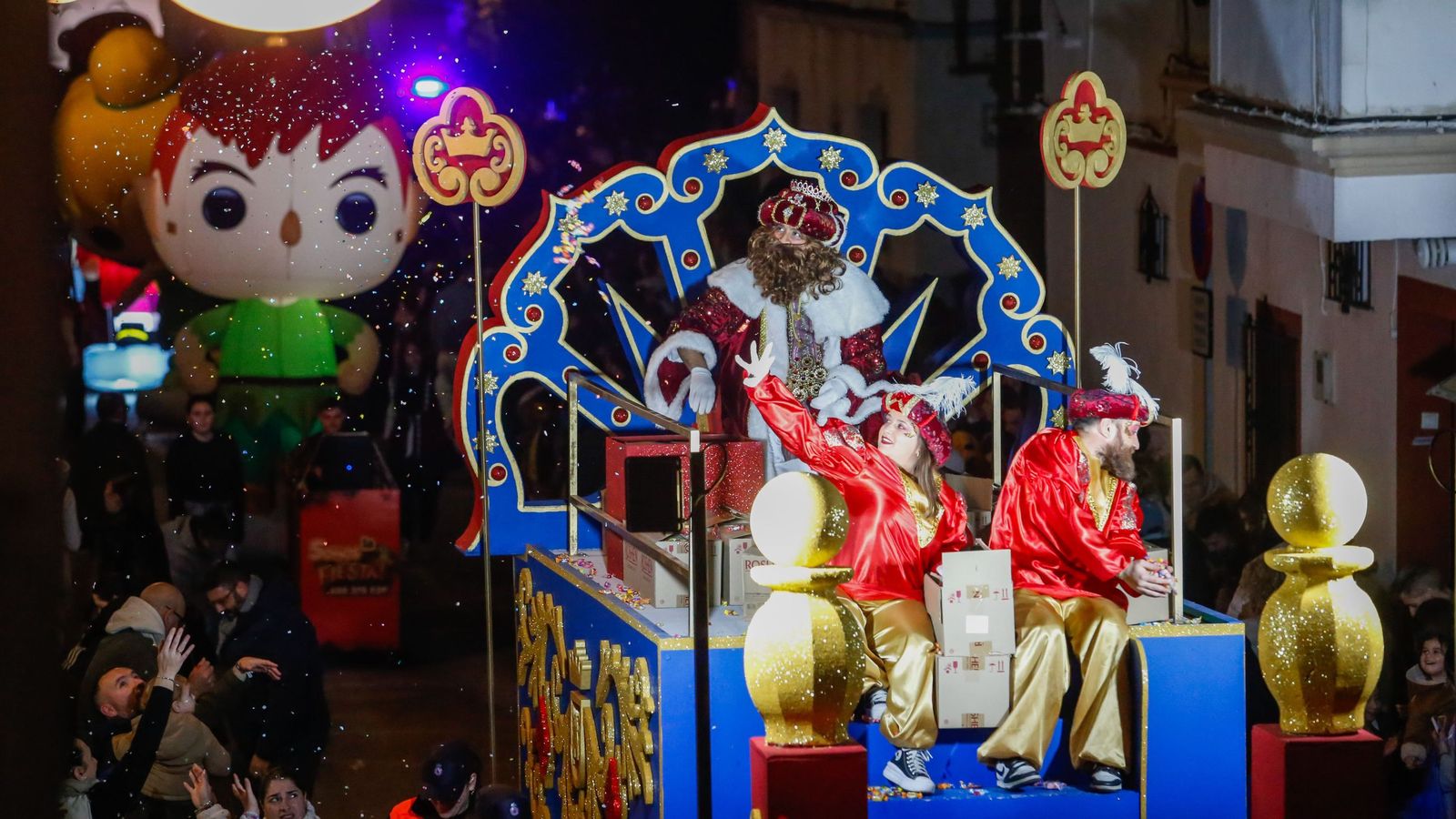 Búscate en las fotos de la cabalgata de Reyes Magos 2026 en Los Barrios