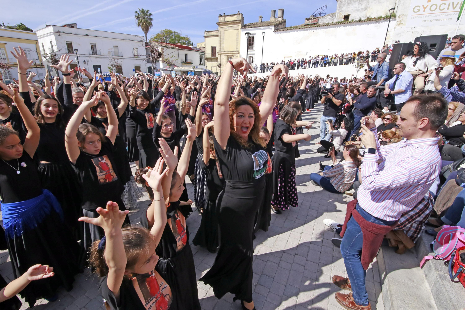 Himno Andaluz a guitarra y flashmob flamenco por el día de Andalucía