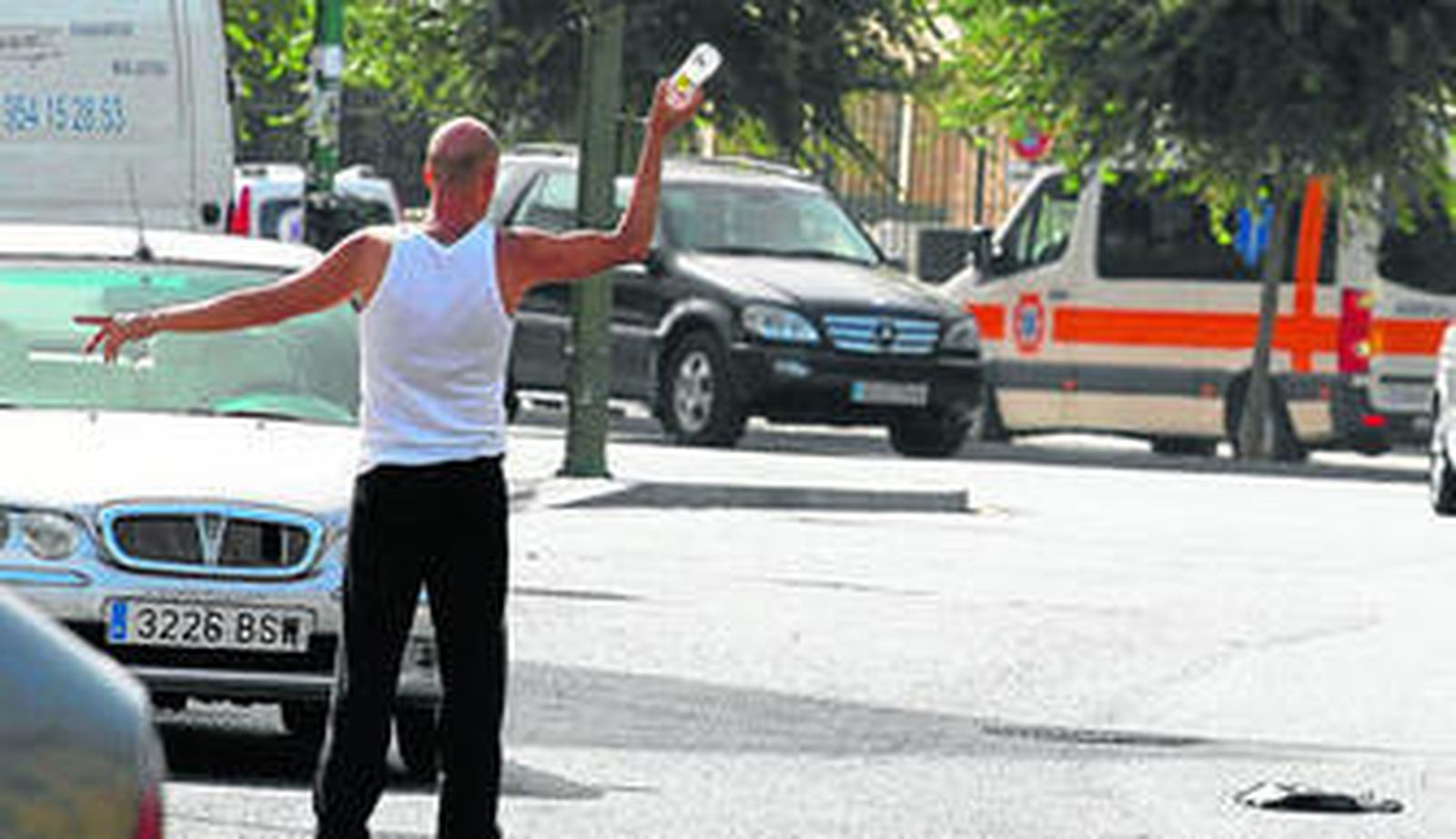 Un 'gorrilla' indica un lugar para aparcar en las inmediaciones del Hospital Virgen Macarena.