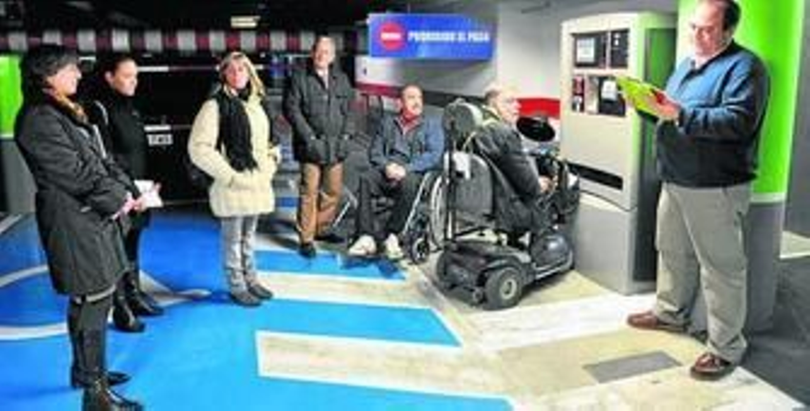 De izquierda a derecha, Teresa Fernández, de la ONCE, Eloísa Sánchez, técnica de accesibilidad, Manoli Pérez Alonso, de Fapas, José Carlos Cabaleiro (Aussa), Javier Vélez, Paco Aguilar y Javier Polo (Aussa).