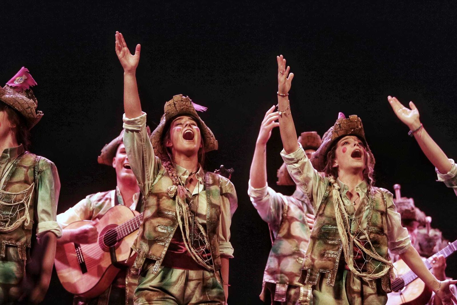 La comparsa juvenil "A los pies de la Caleta"