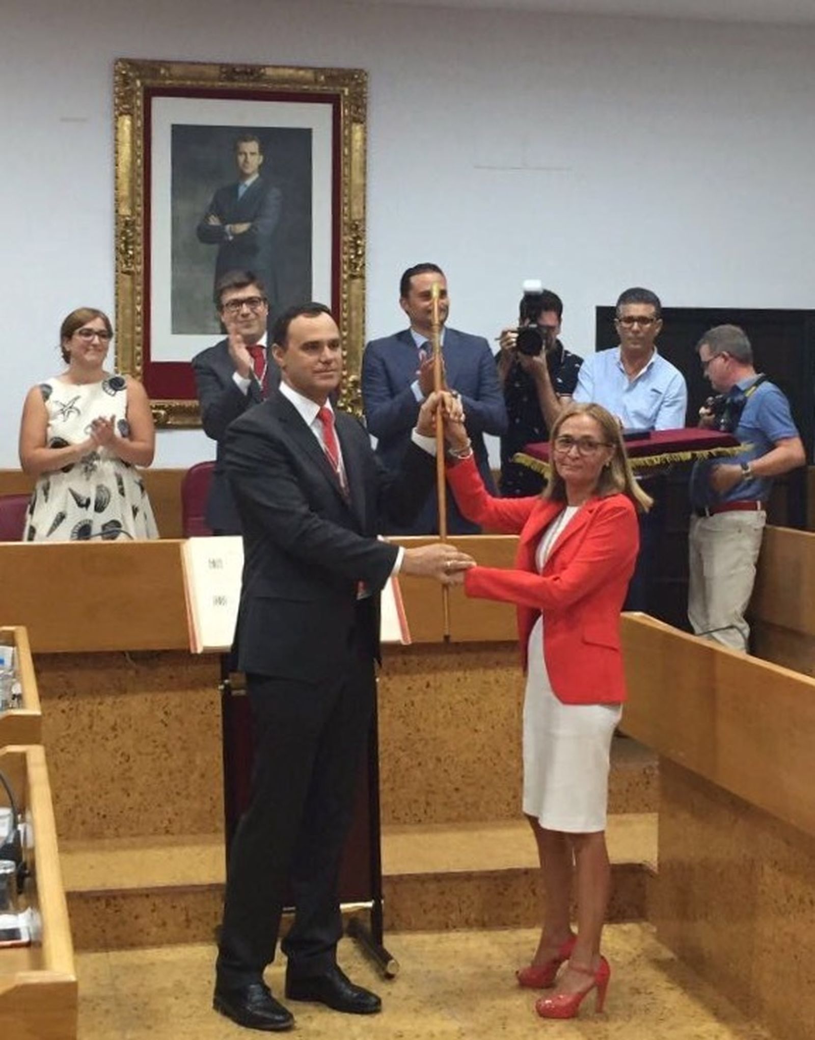 El nuevo regidor, junto a la ex alcaldesa, María José Fernández.