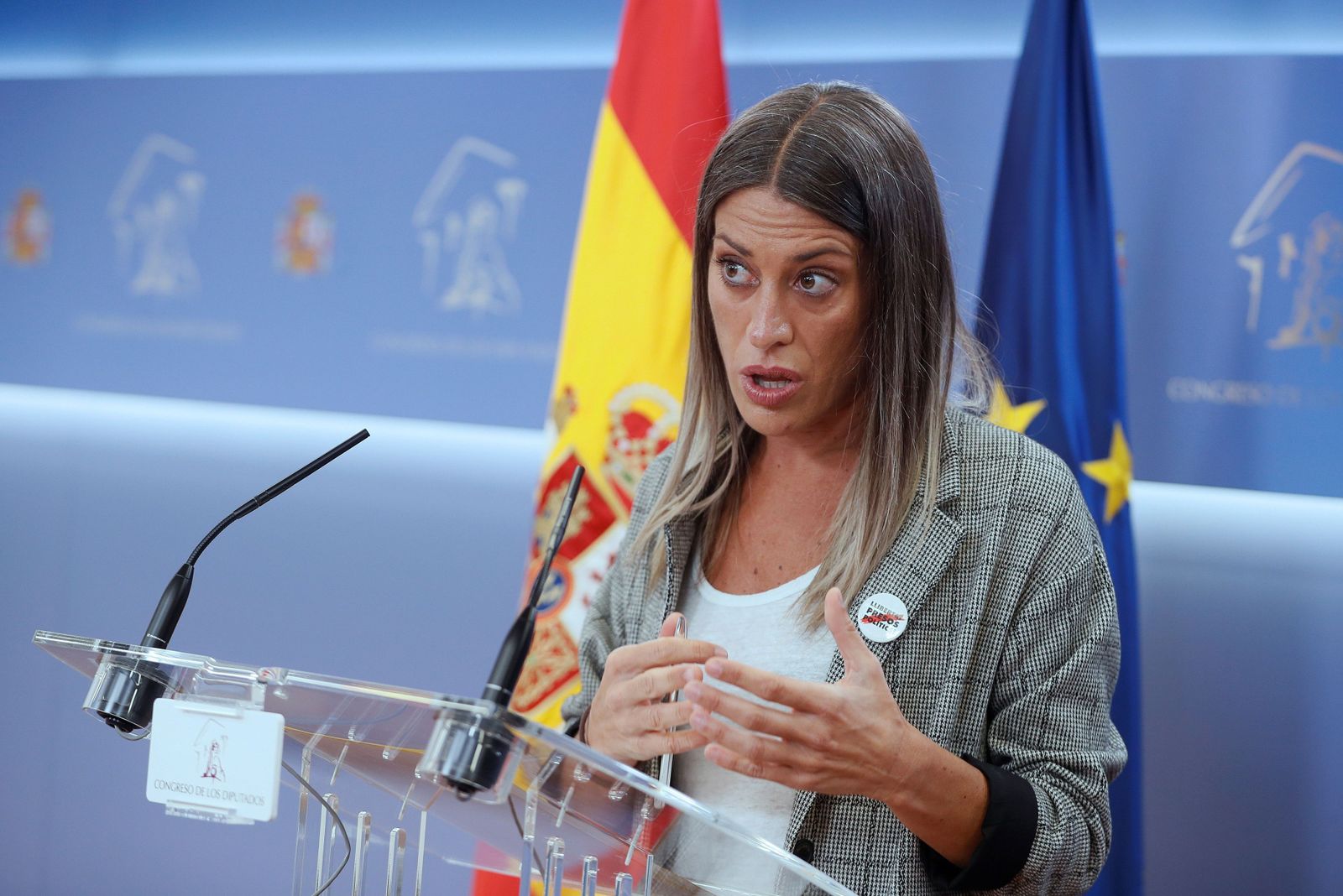 Miriam Nogueras, en rueda de prensa, en el Congreso.