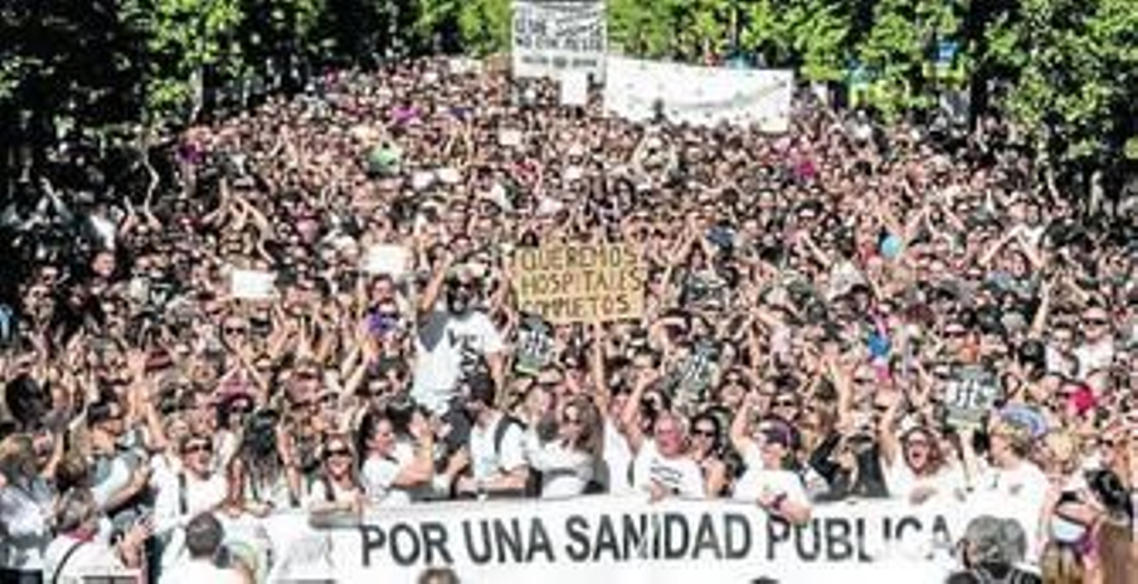Cabecera de la marcha que recorrió ayer las calles del centro de Granada.