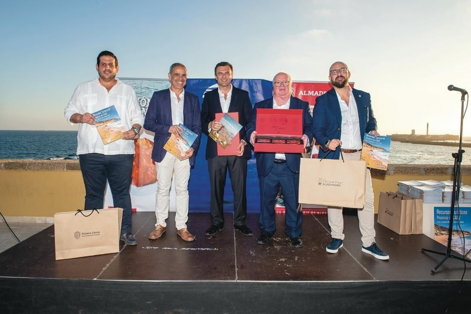 Jorge Vázquez, José Pacheco, el alcalde de Cádiz Bruno García, Carlos Medina y el alcalde de El Puerto de Santa María, Germán Beardo. Jorge Vázquez, José Pacheco, el alcalde de Cádiz Bruno García, Carlos Medina y el alcalde de El Puerto de Santa María, Germán Beardo.