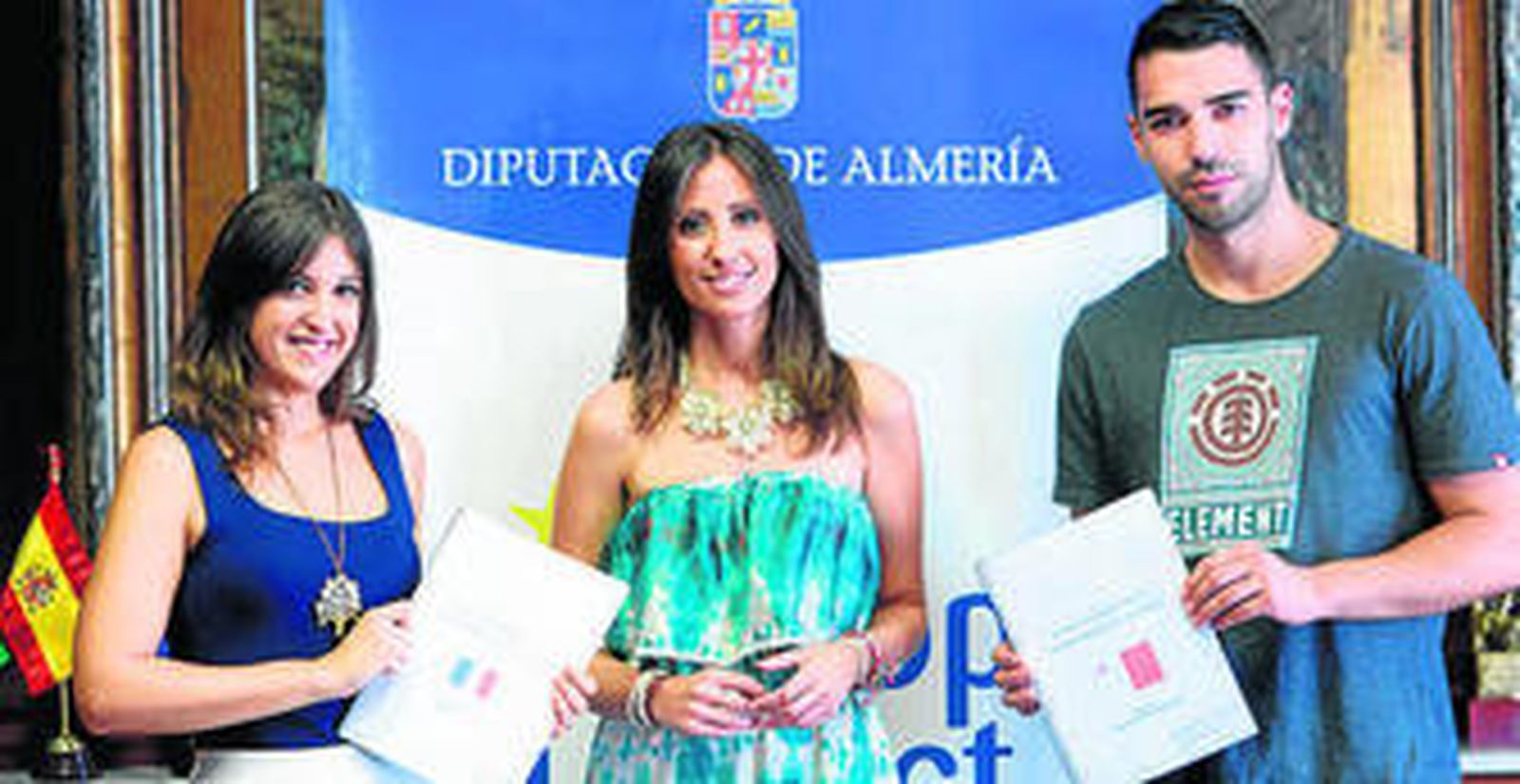 Carmen Belén López junto a los dos voluntarios.
