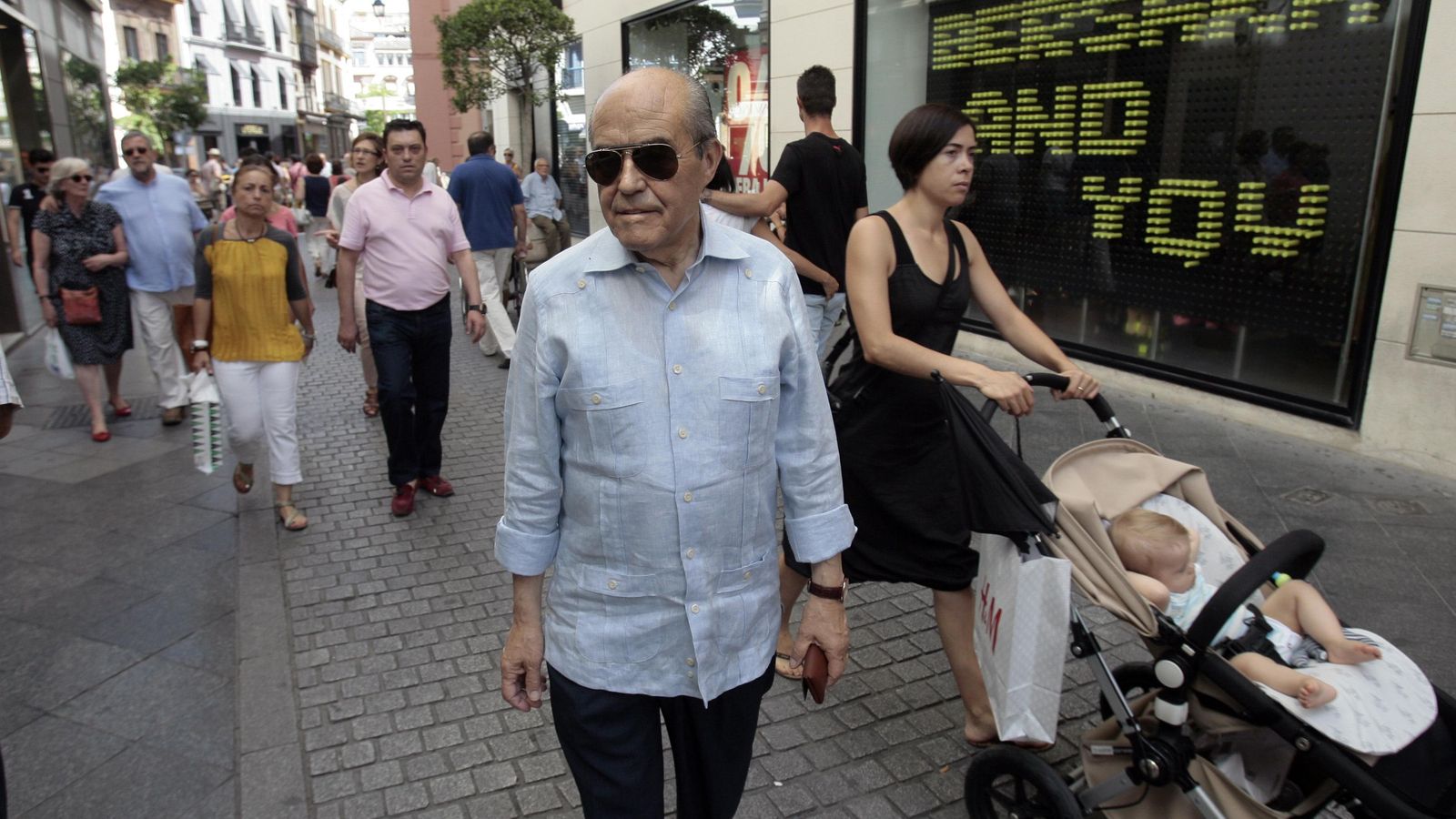 Juan Robles, de paseo por el centro de Sevilla