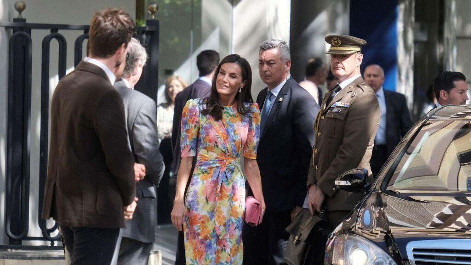 La Reina optó por un favorecedor vestido de cóctel estampado de la firma sevillana Cayro Woman