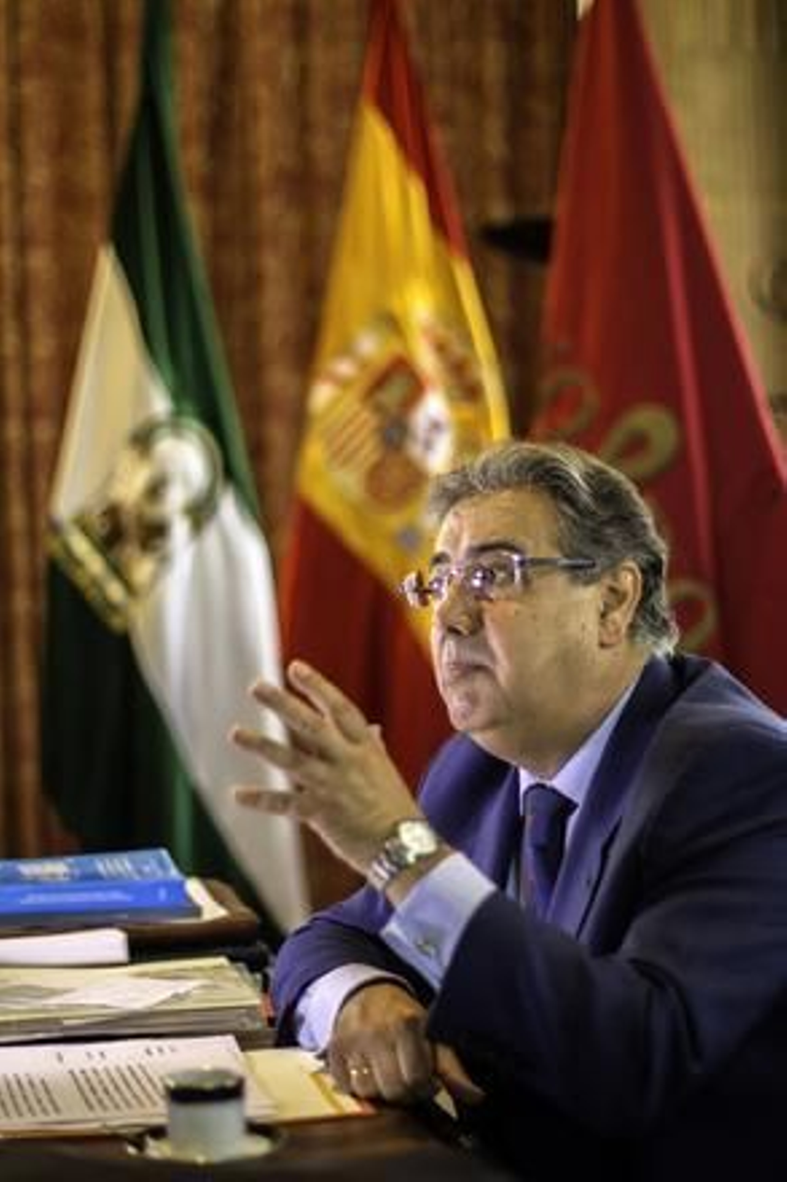 Zoido difunde sus rentas para zanjar el debate del doble sueldo