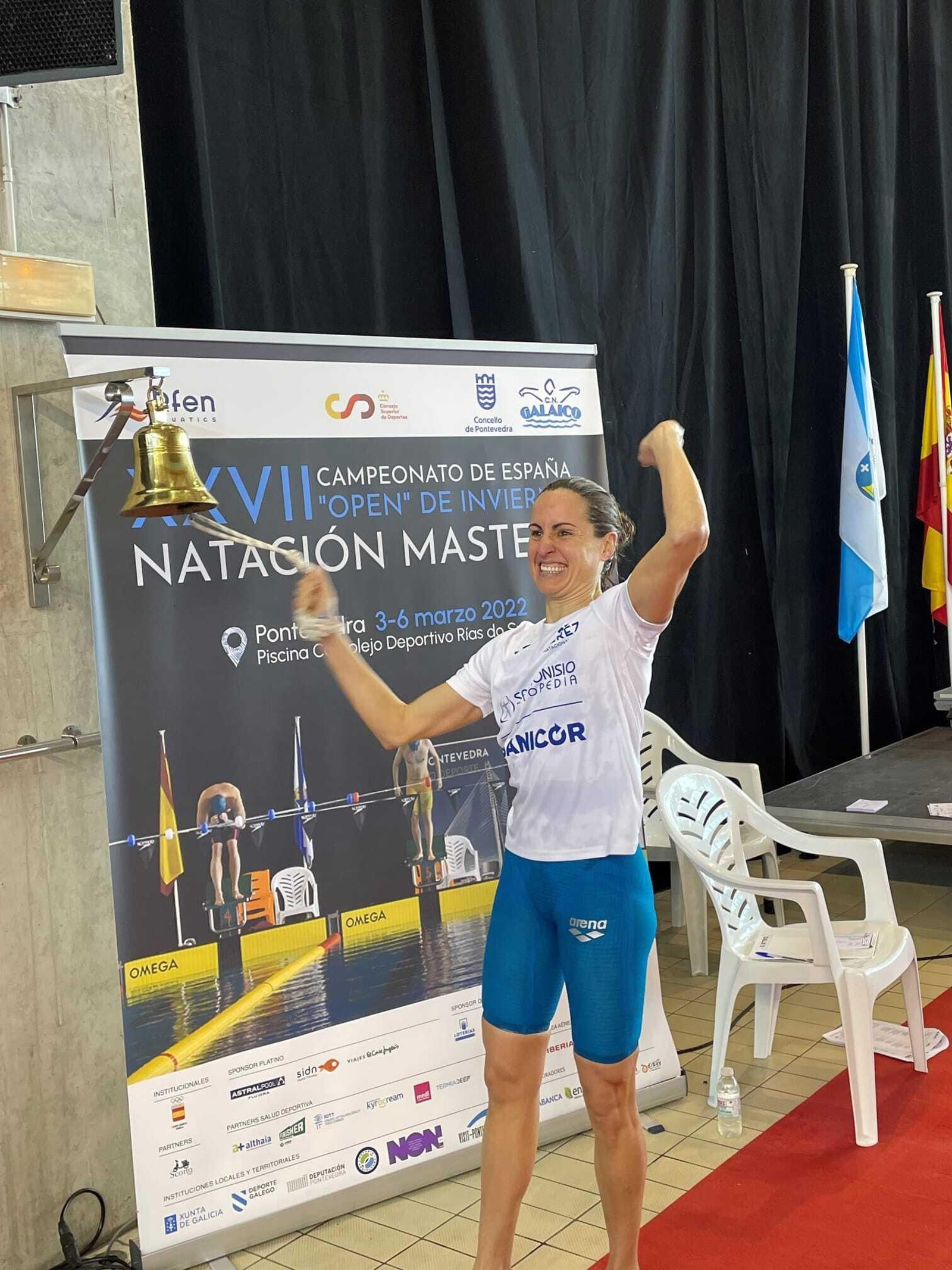 Lola Martínez celebra a lo grande su tercer récord de España de los cuatro que consiguió.