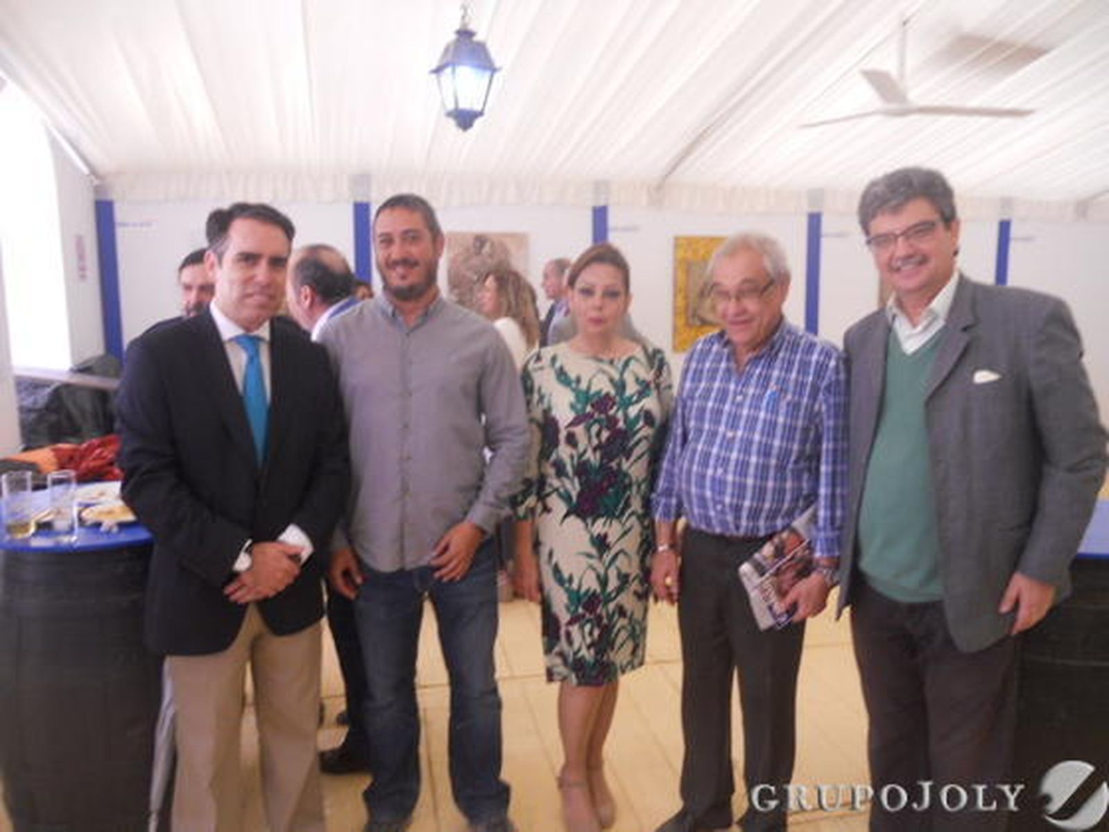 Rafael Navas junto a miembros de La Plazoleta 2.0, José Luis Méndez, Claudia Toledo, Francisco Jiménez y Jesús Palomo.

Foto: Vanesa Lobo