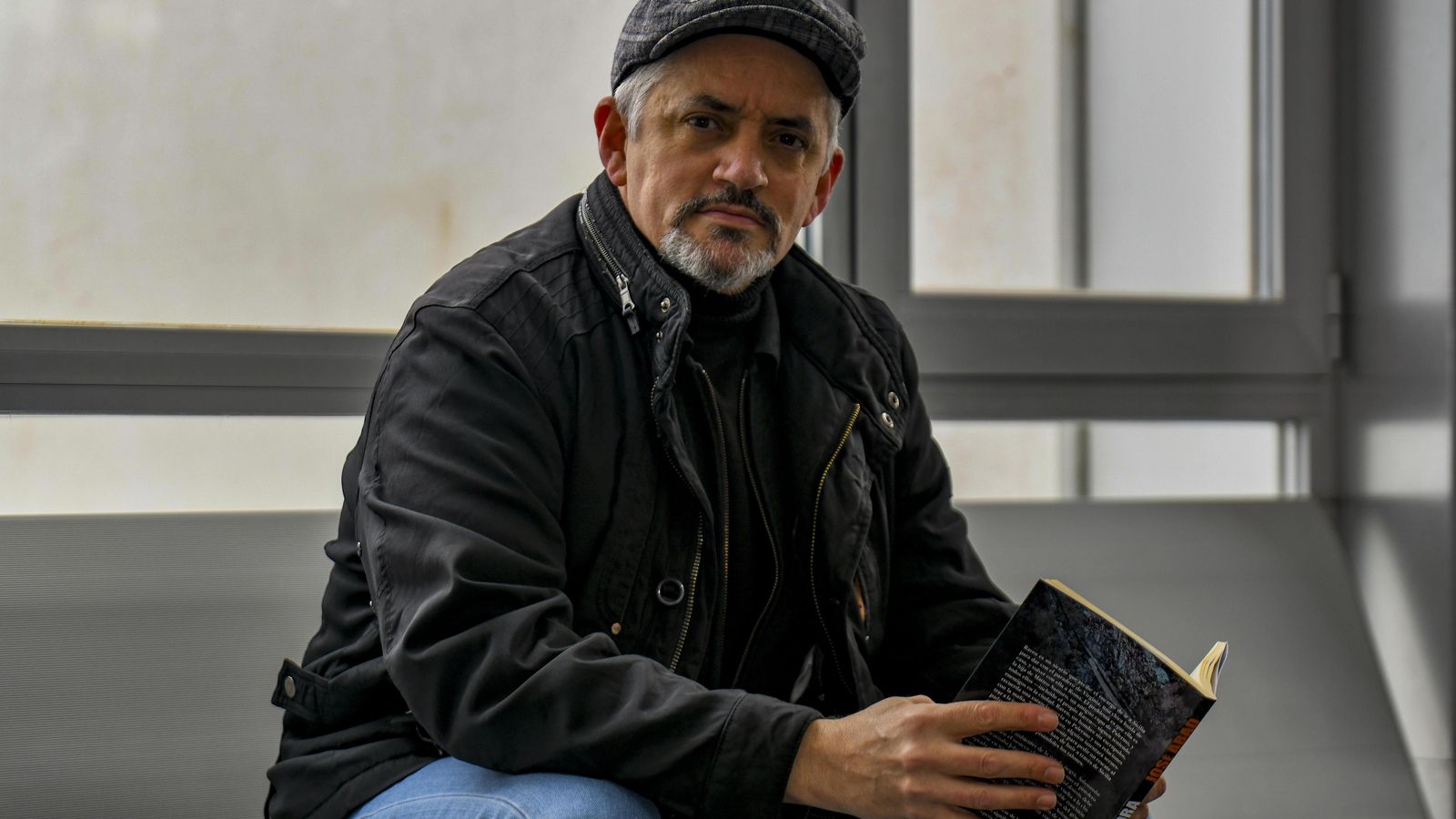 El autor posa con su libro