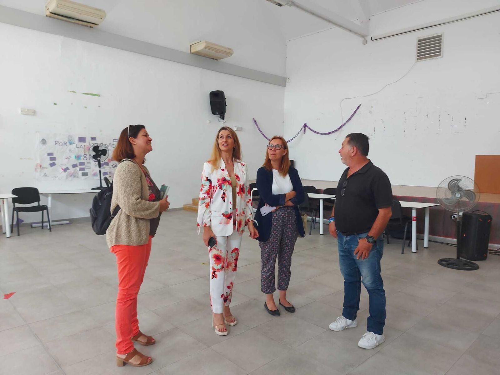 Interior del centro cívico de Bazán.