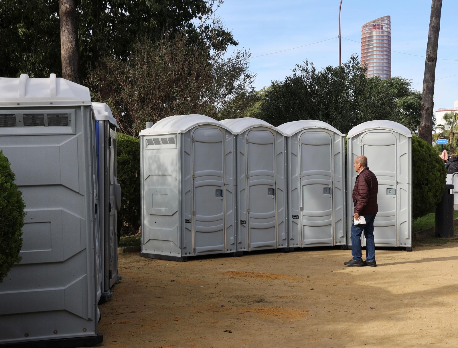Los urinarios preparados en el entorno del Paseo de Colón.