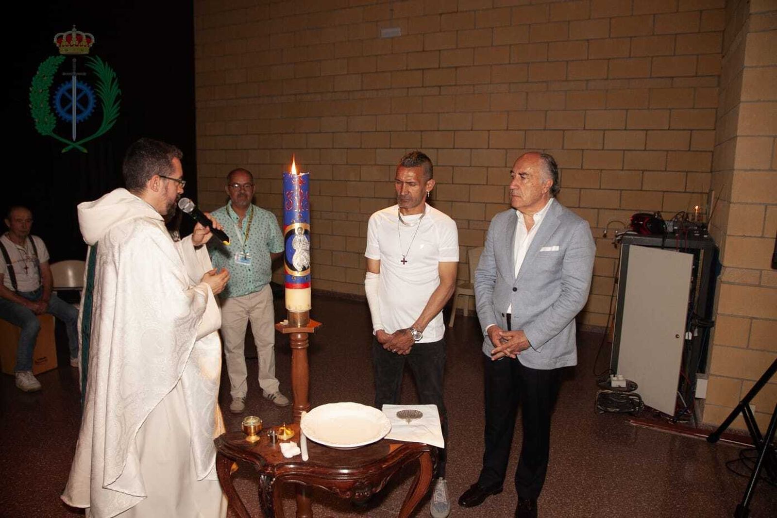José Ignacio Landaluce junto a David, recluso de Botafuegos, antes de recibir el bautismo.