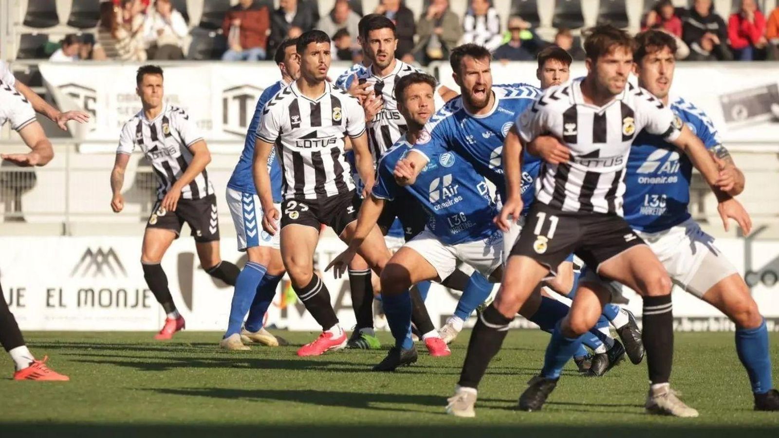 Marcelo Villaça, en primer plano, sujeta a Fran Carbiá.