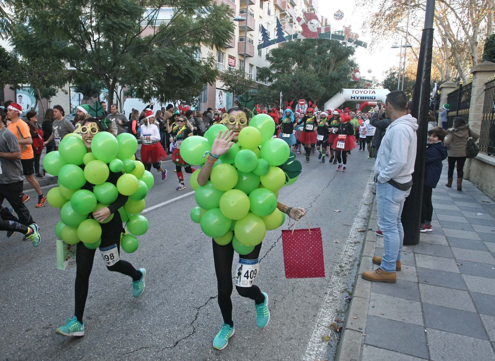 Dos corredoras disfrazas en una edición pasada de la Carrera de Navidad.