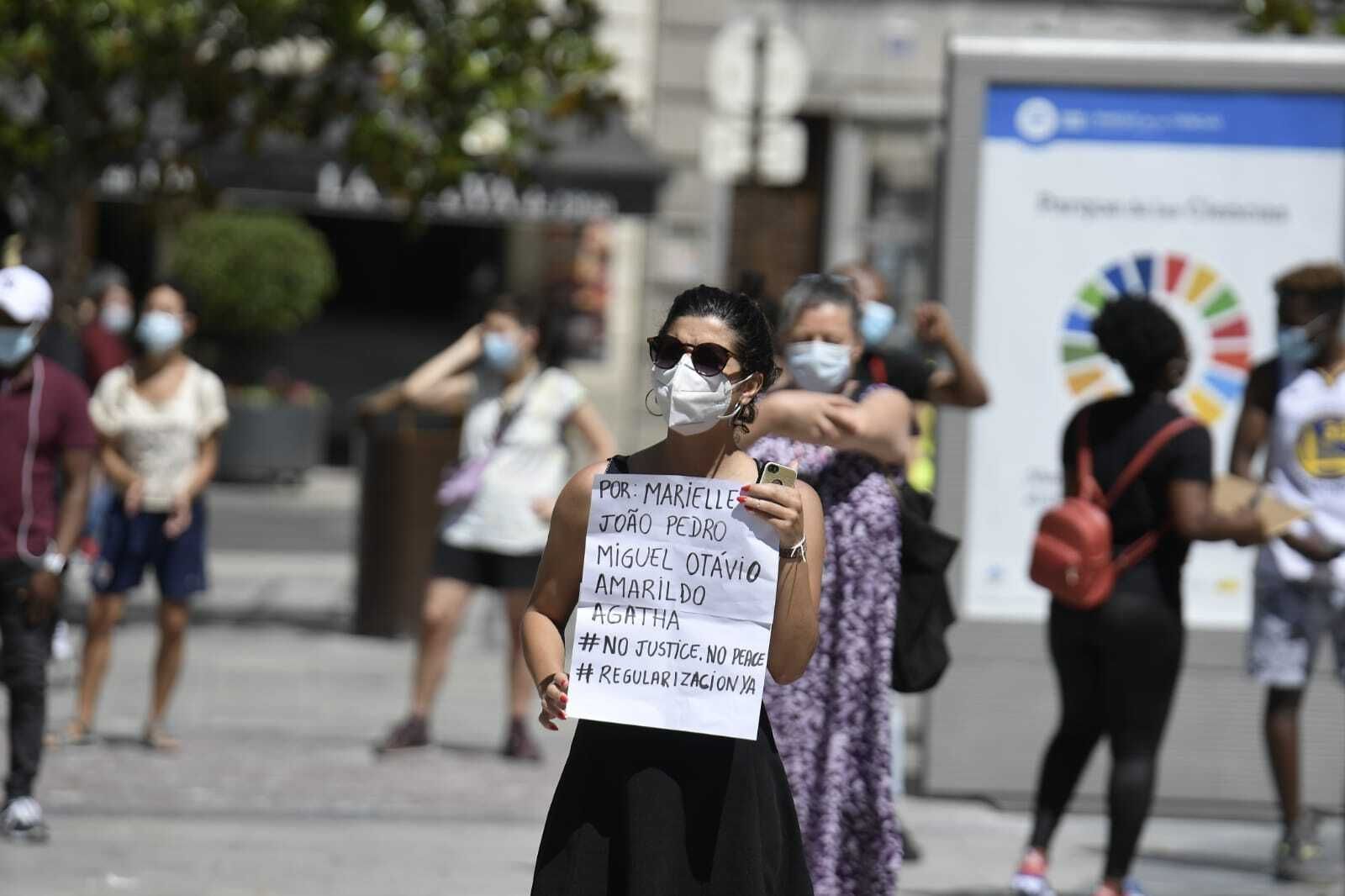 "Ningún ser humano en ilegal": fotos de la manifestación contra el racismo en Granada