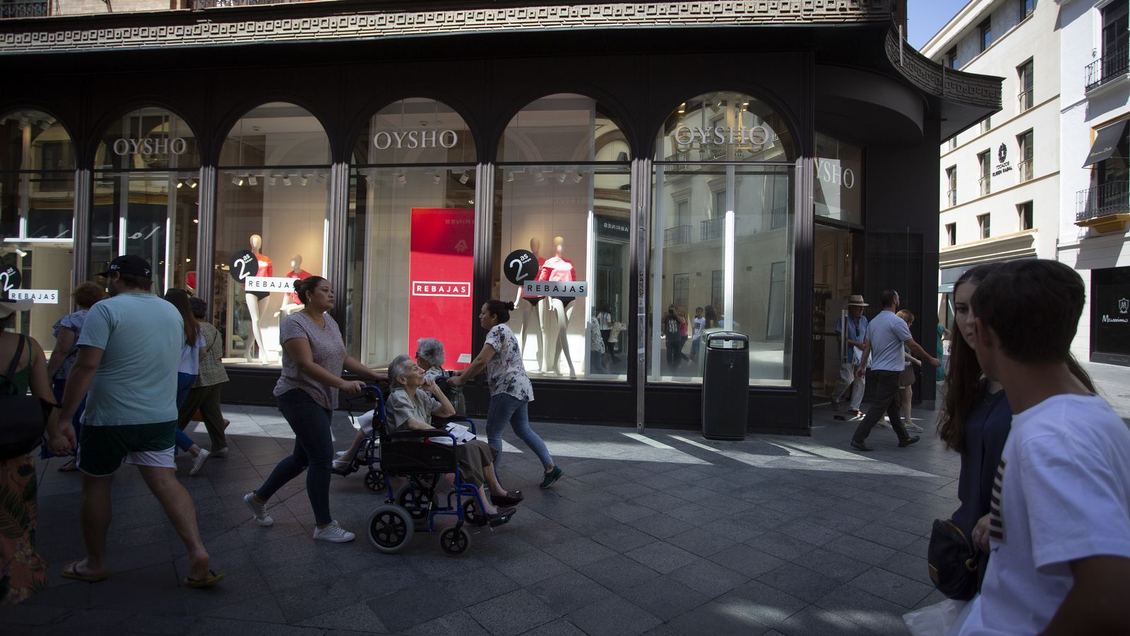 Una de las firmas de moda que ocupa uno de los locales más granes del centro de Sevilla.