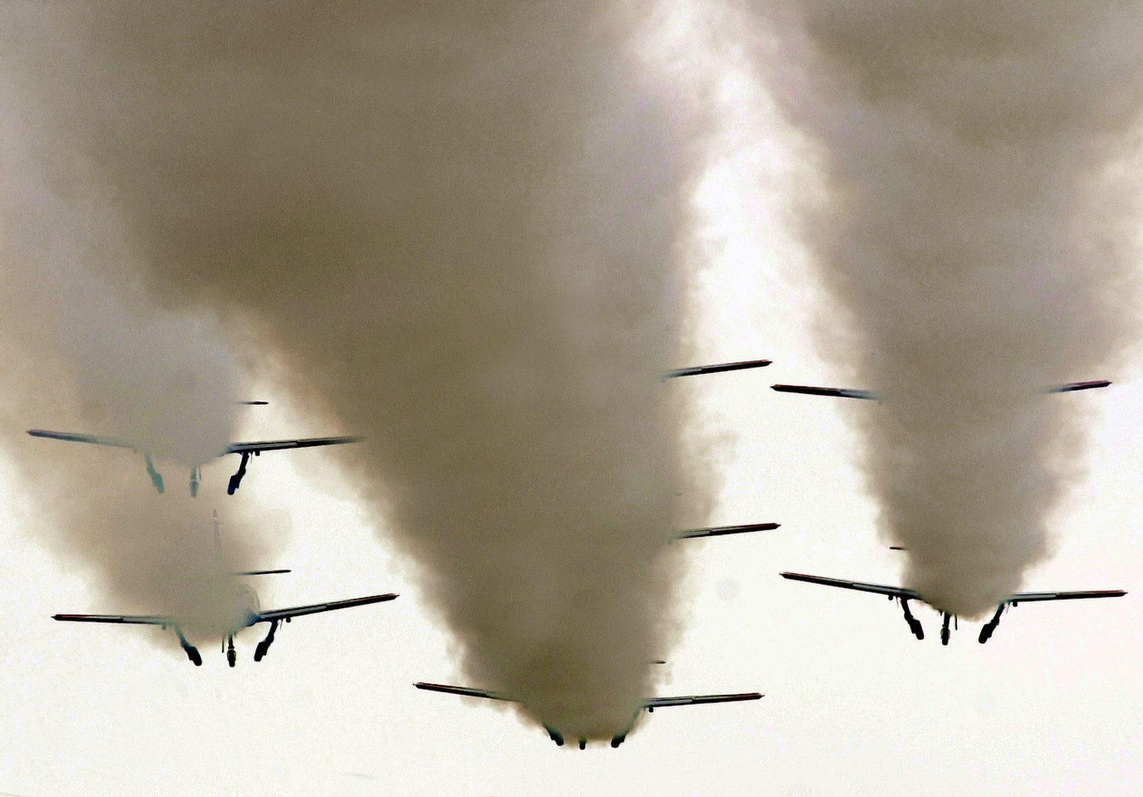 Espectaculares fotos de las acrobacias de la Patrulla Águila: cuatro décadas surcando los cielos