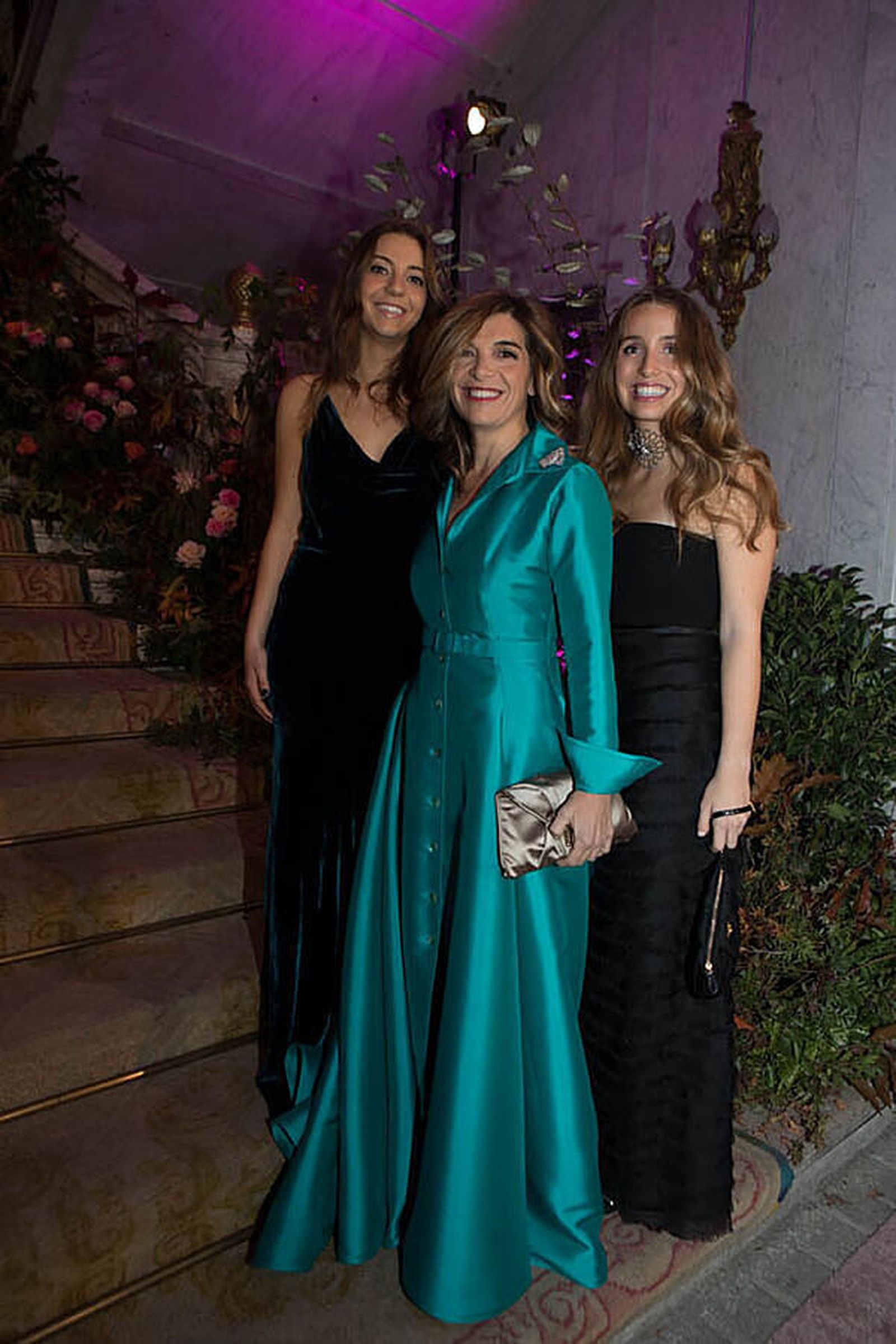 Xandra Falcó, hermana de Tamara, con sus hijas. Vestía un diseño color verde aguamarina de Lorenzo Caprile.