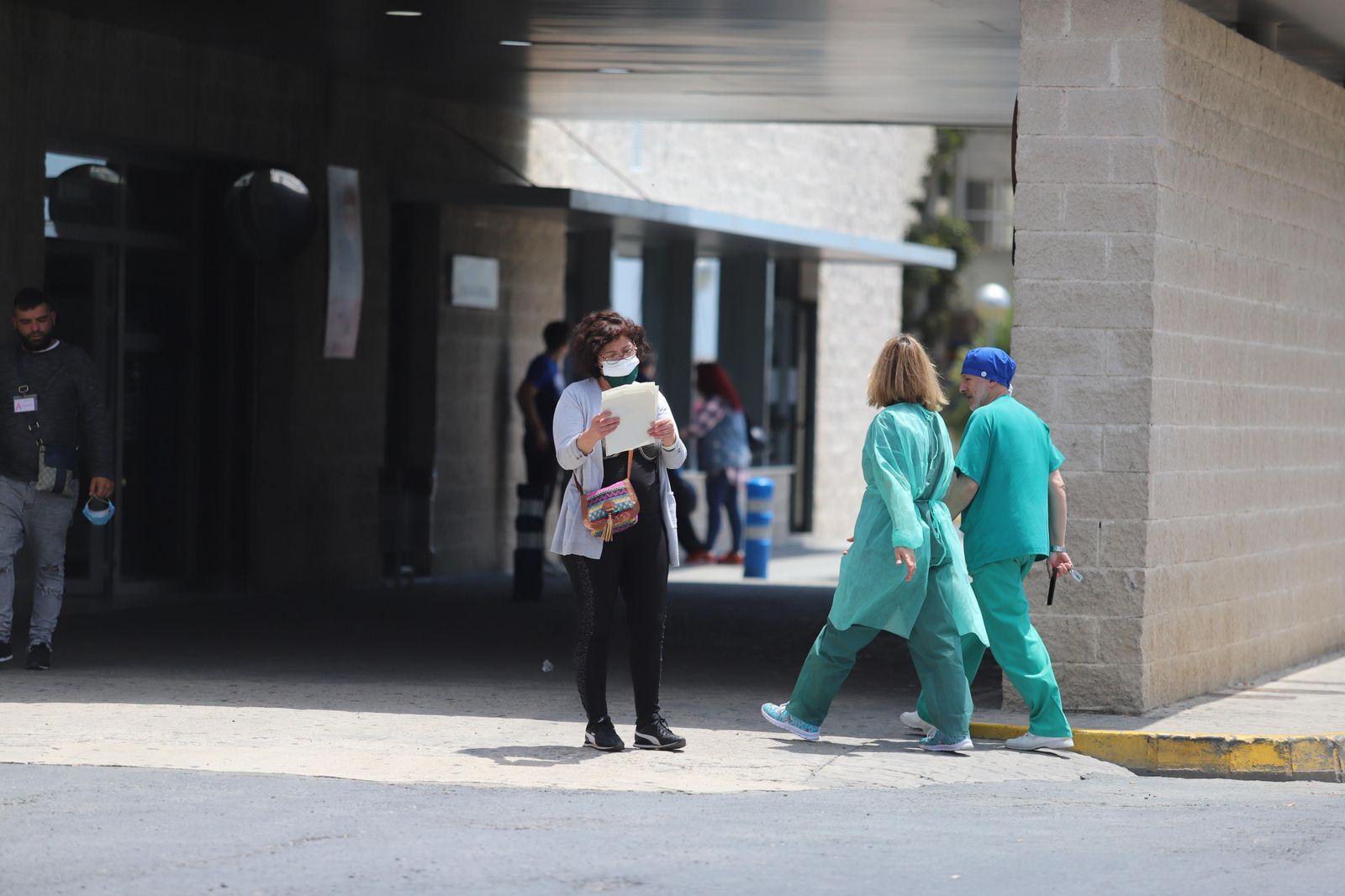 Personal sanitario en los accesos al Juan Ramón Jiménez.