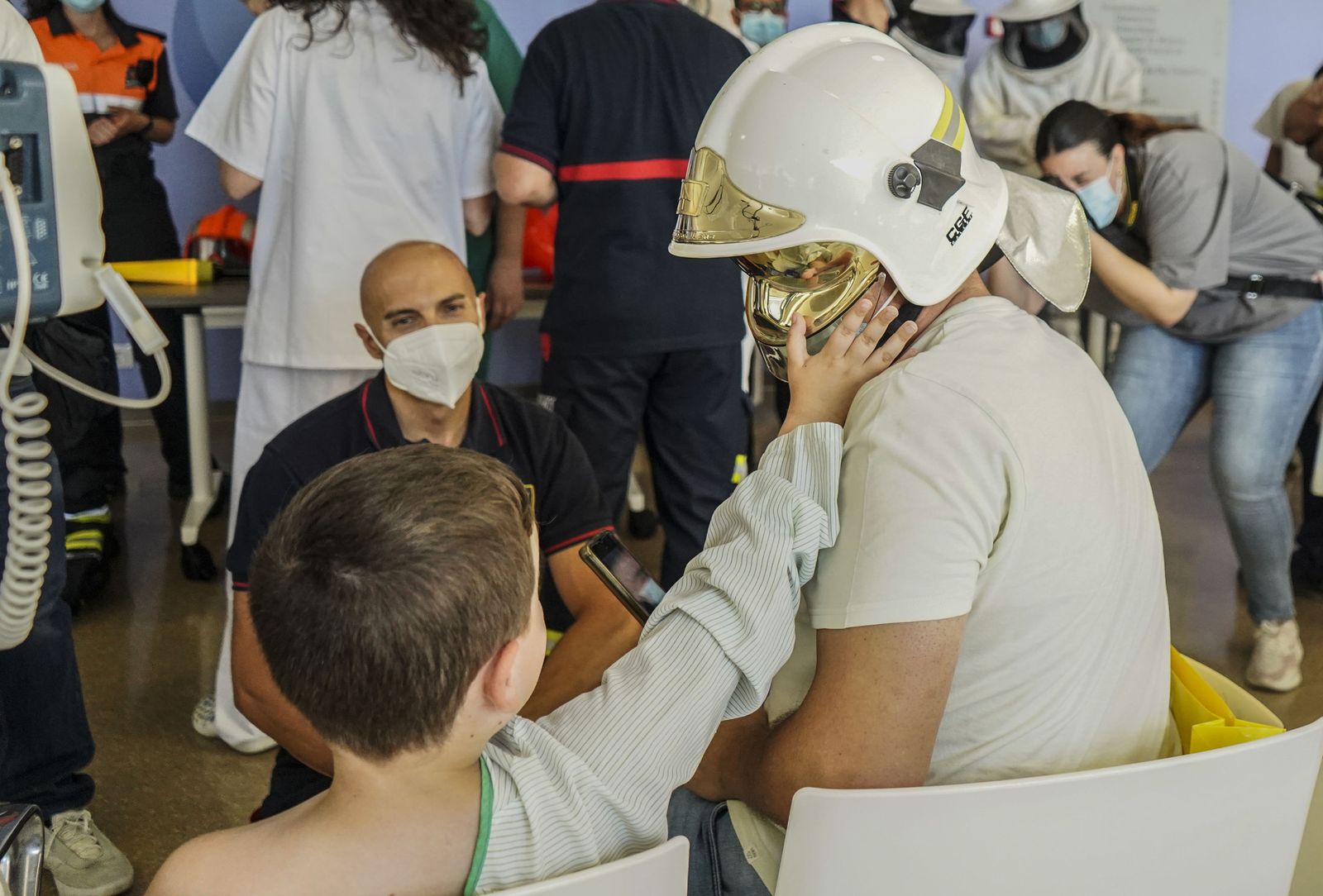 Superhéroes, tallarines y muchos besos para los niños ingresados en los hospitales de Granada