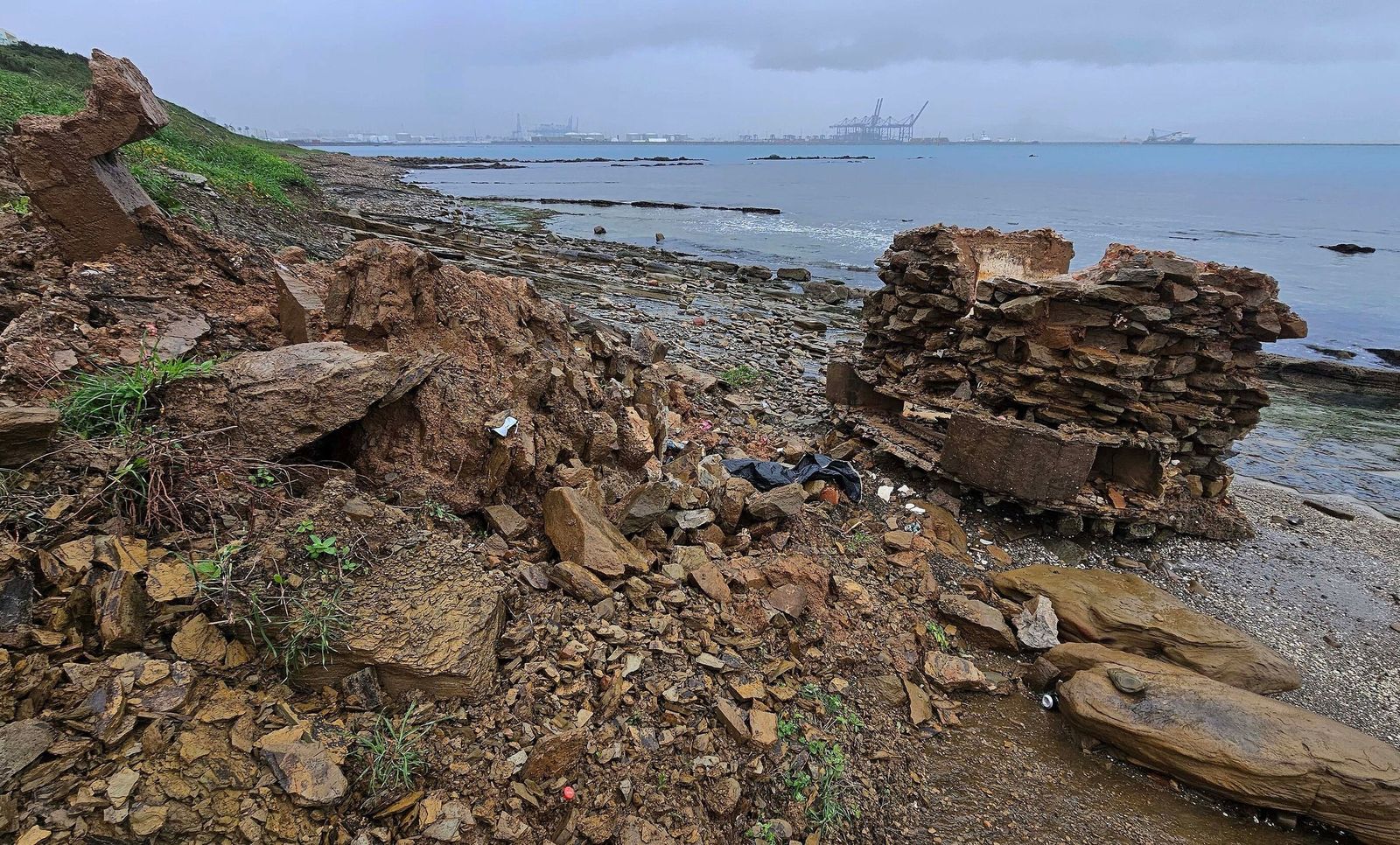 El búnker que se ha desplomado, boca abajo.