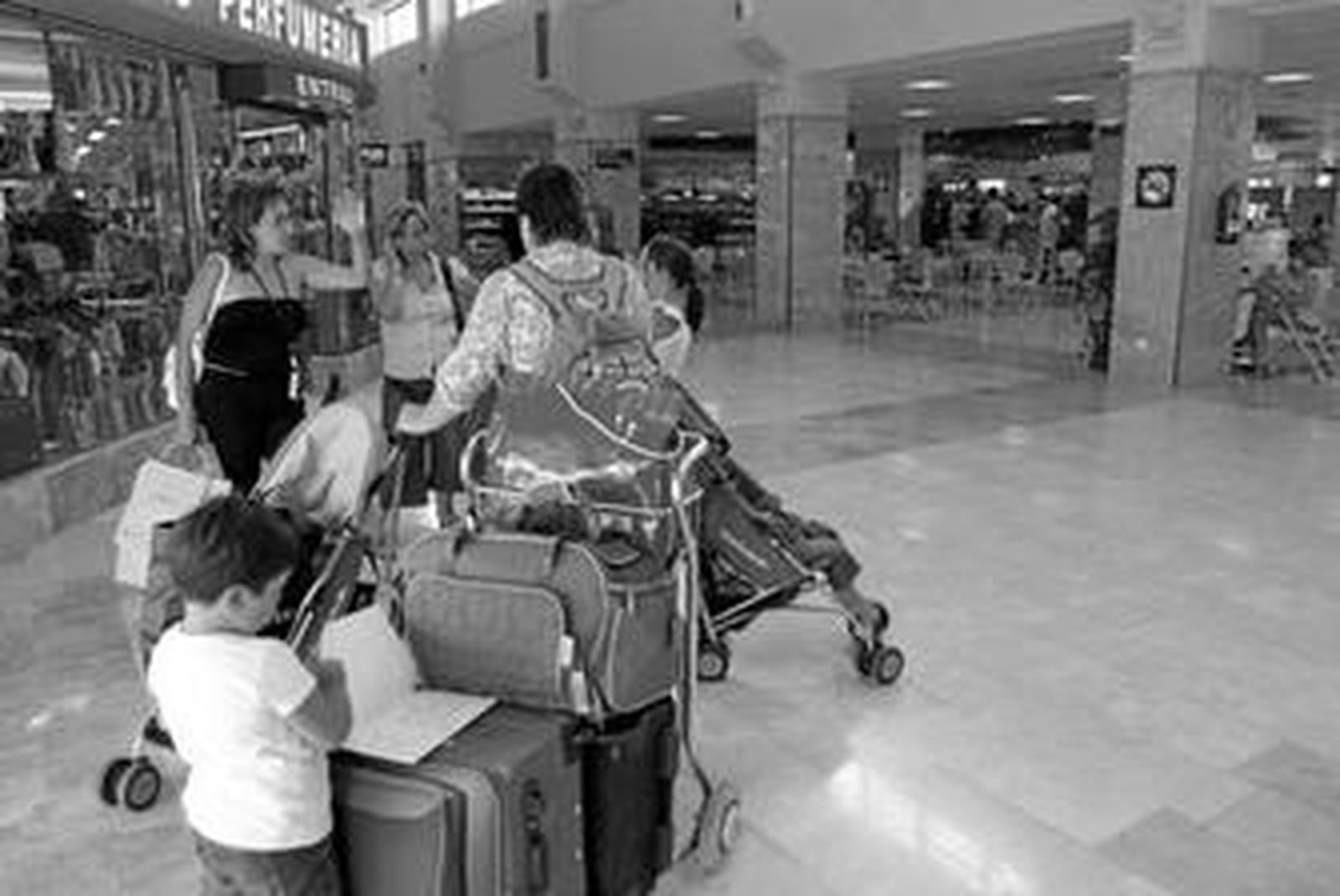 Un grupo de turistas, en el aeropuerto Federico García Lorca Granada-Jaén.