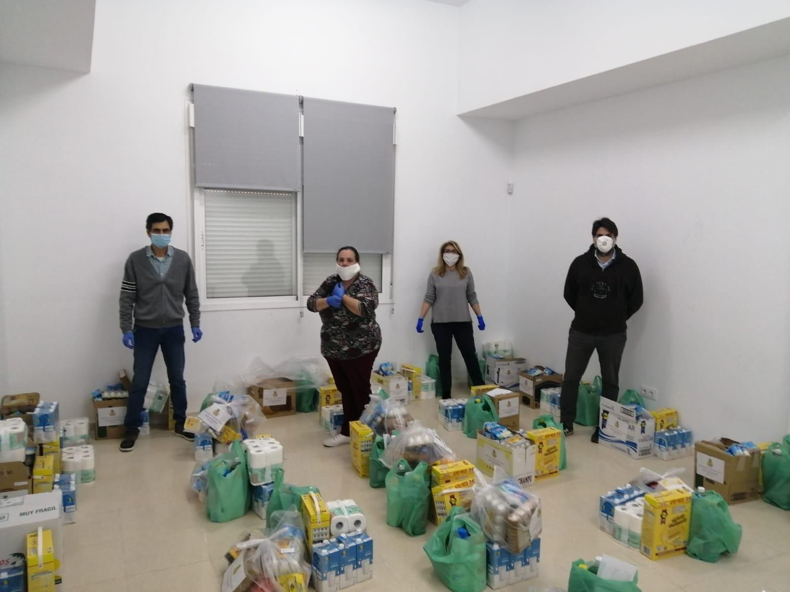 La Hermandad de los Gitanos entrega alimentos a más de cien familias del Polígono Sur