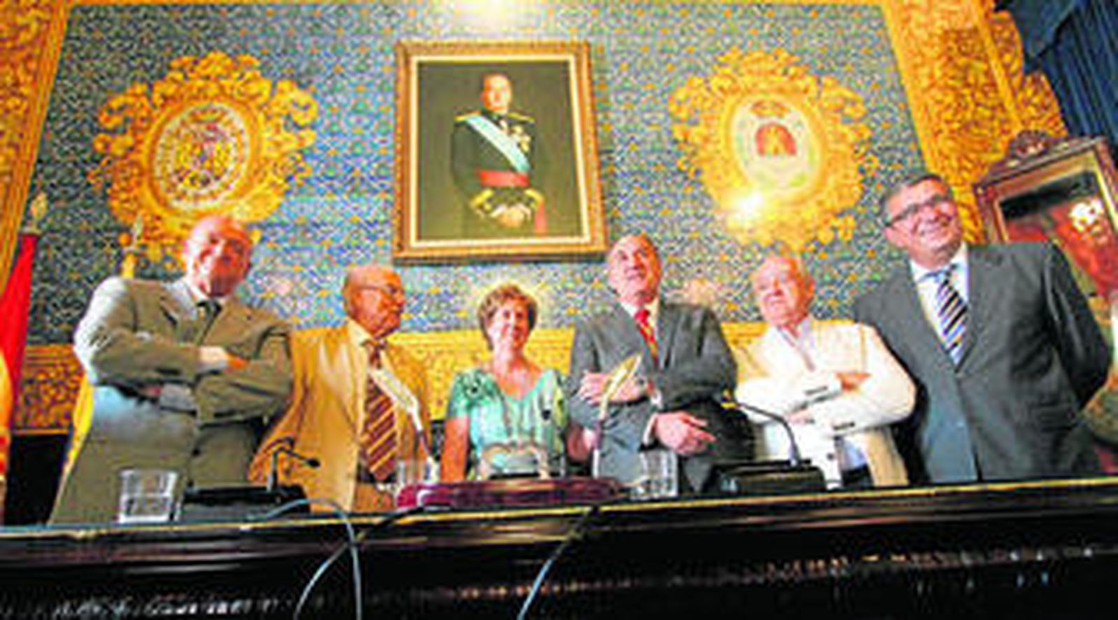 Luis Gil Guijarro, Juana Morejón Pacheco y el alcalde, José Ignacio Landaluce, y los exalcaldes Patricio González, Francisco Estebán  y Juan Antonio Palacios, posan tras el acto.