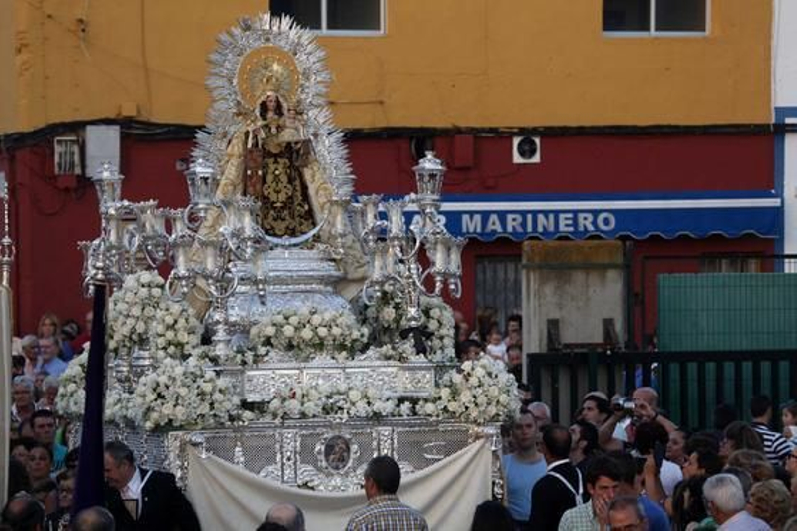 Procesión de la Virgen del Carmen por las calles de Isla Cristina

Foto: EFE