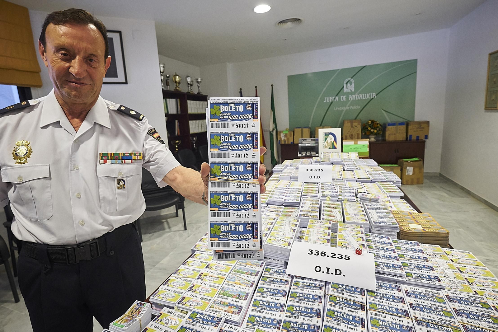 Juan Expósito, jefe de la Policía Autonómica en Cádiz, muestra algunos de los boletos incautados en la última operación.