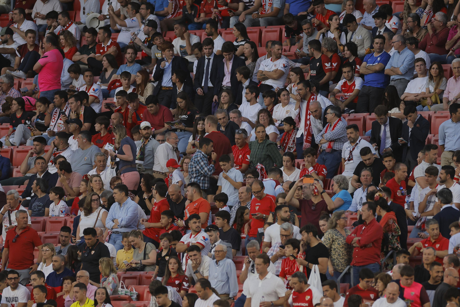 Búscate en las fotos del Sevilla -Villarreal